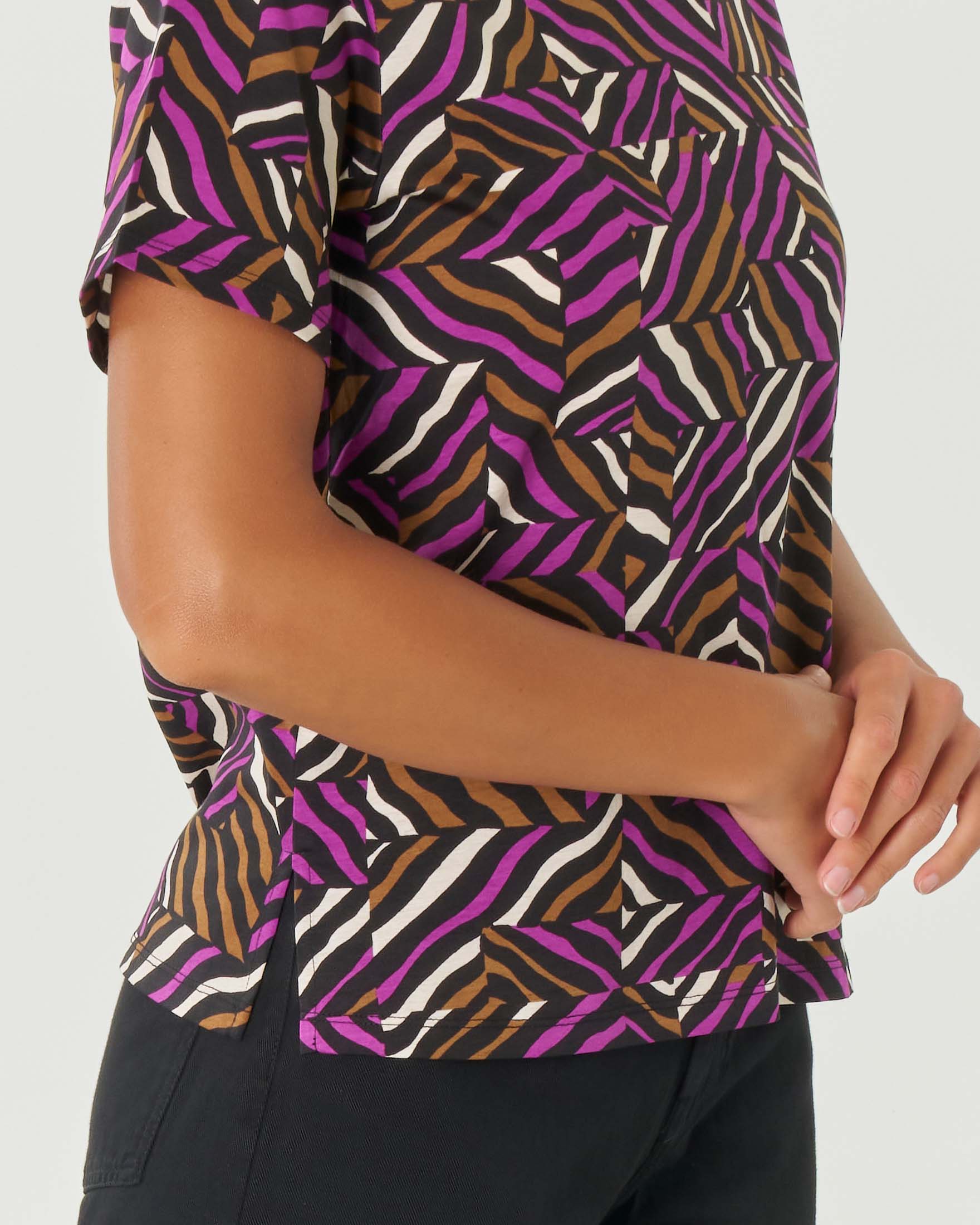 T-shirt nera a motivo masai viola bianco e coccio in puro cotone dalla linea dritta image