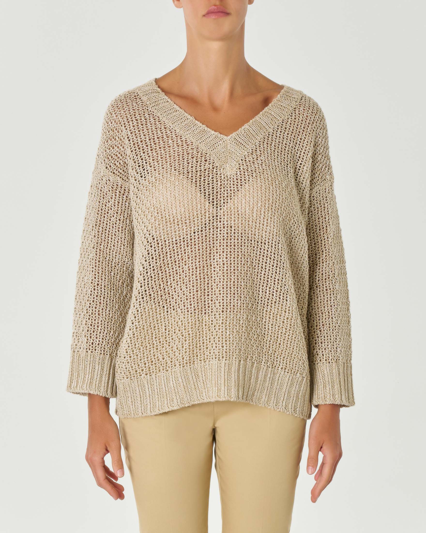 Maglia con scollo a V color ecrù dalla linea oversize in puro lino lavorato a rete in punto riso