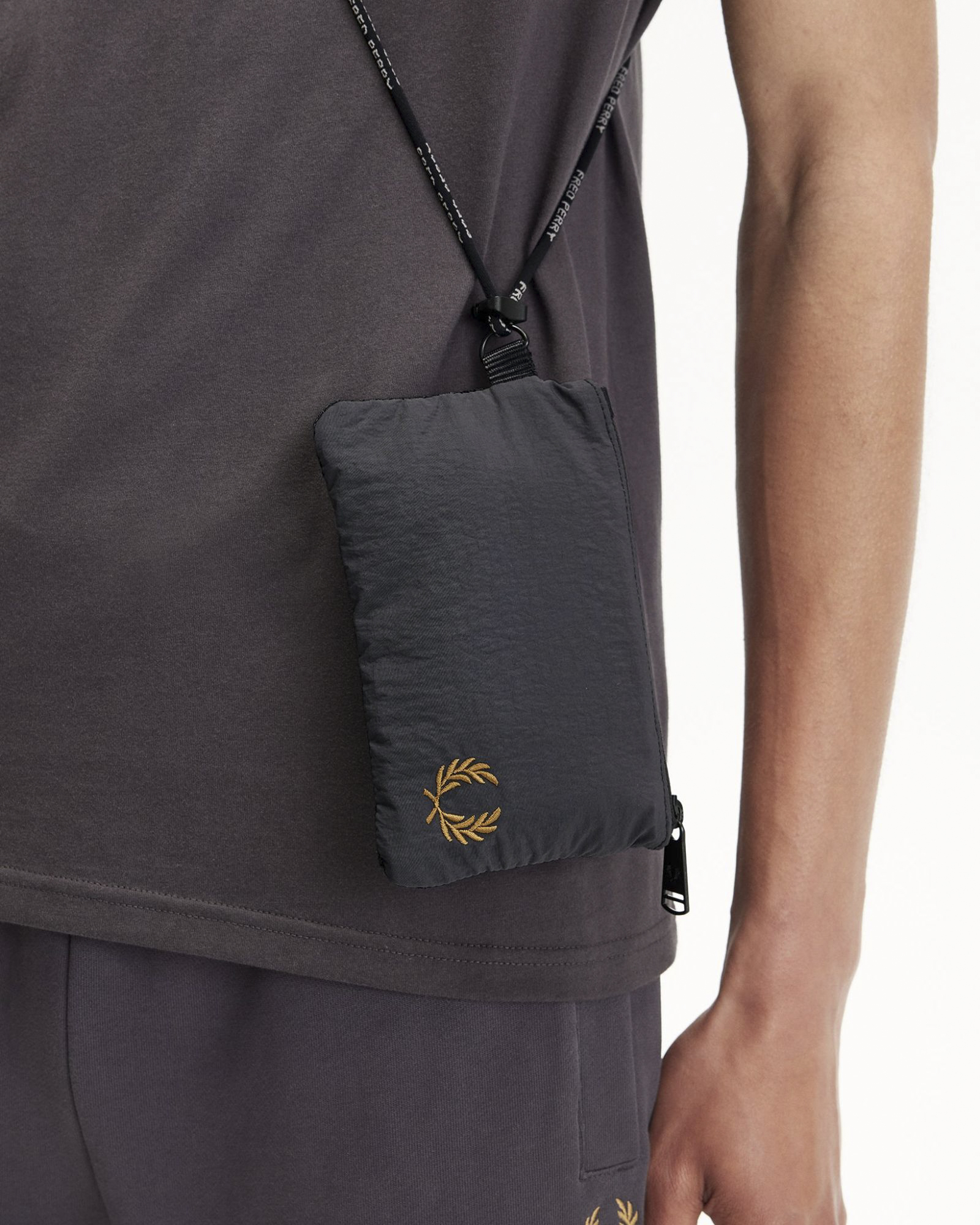 Pochette antracite in nylon crinkle con cordino image