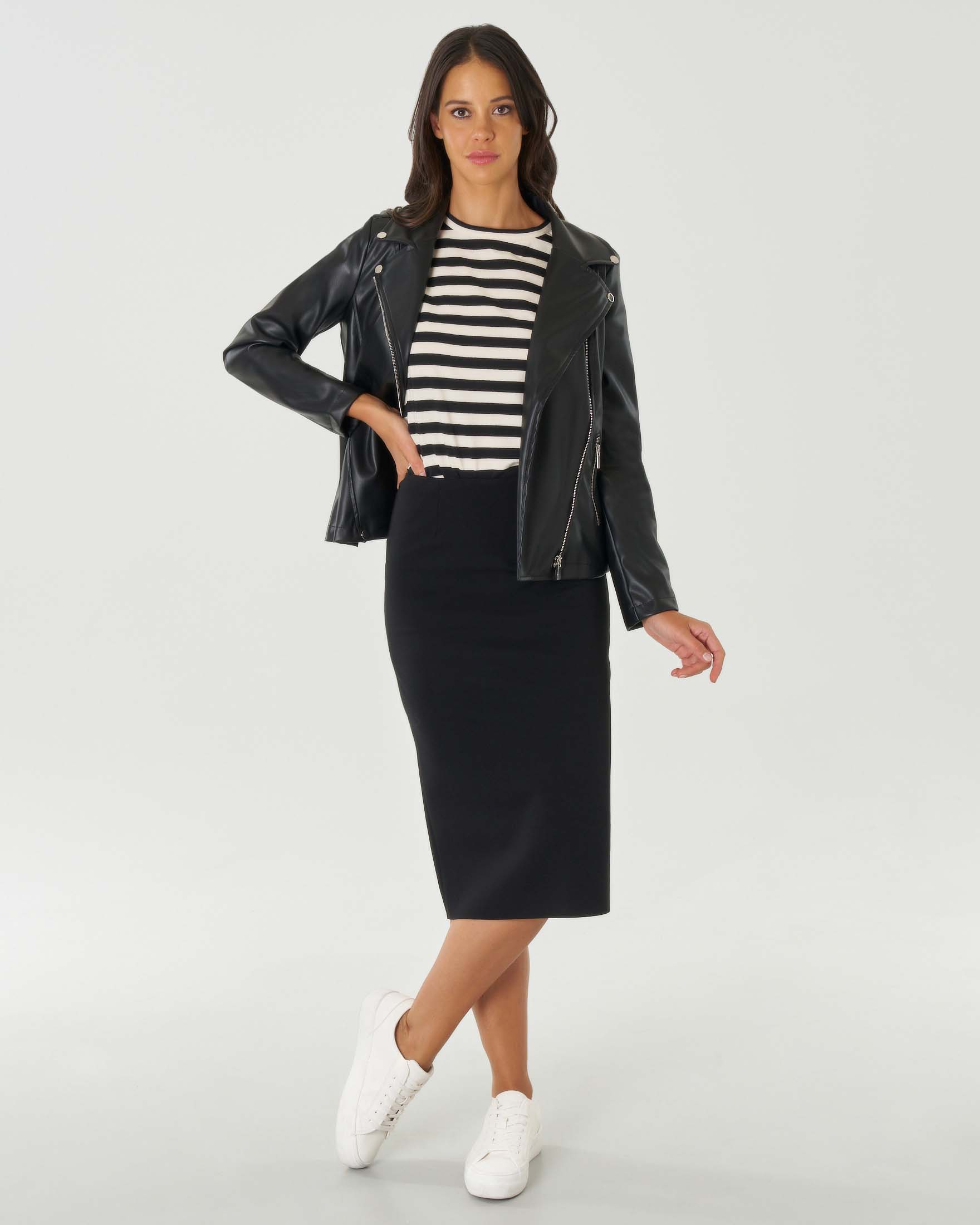 Giacca biker nera in similpelle dalla linea sfiancata con scollo a rever e chiusura a cerniera laterale