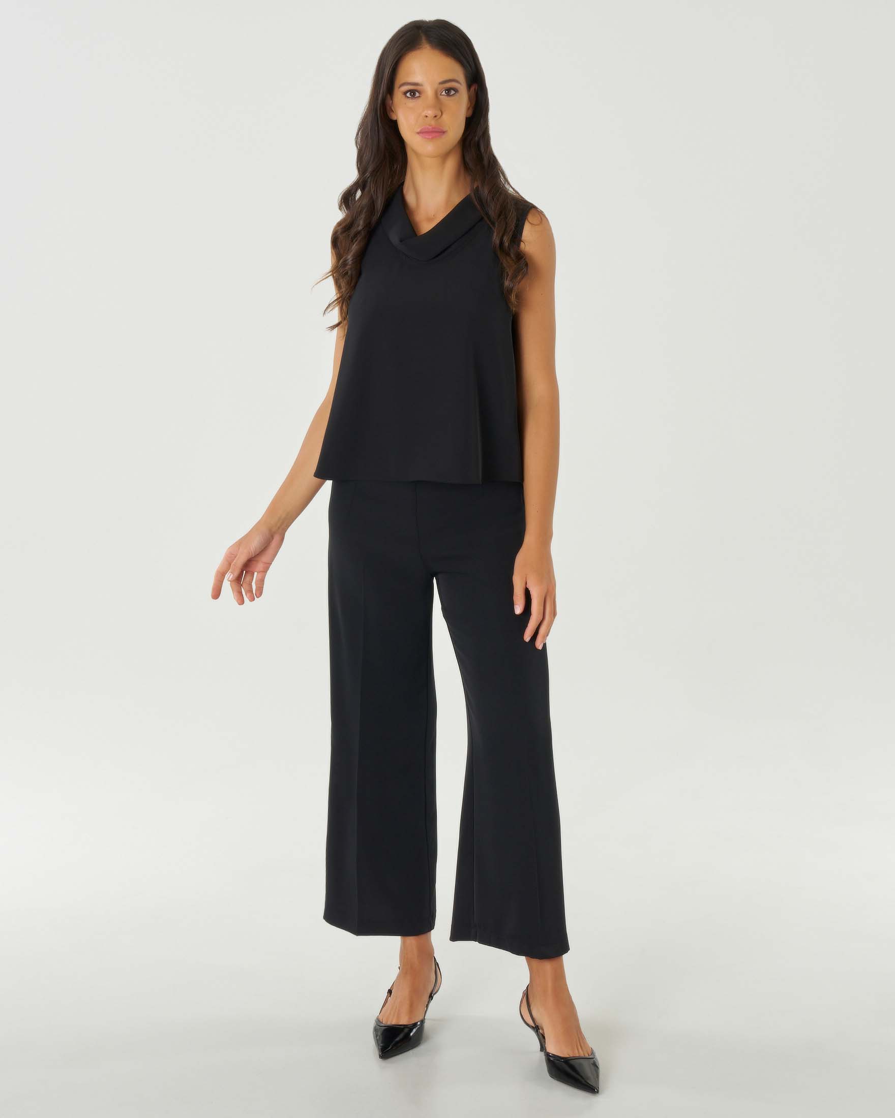 Pantaloni cropped neri in tessuto stretch fluido dalla linea ampia dritta