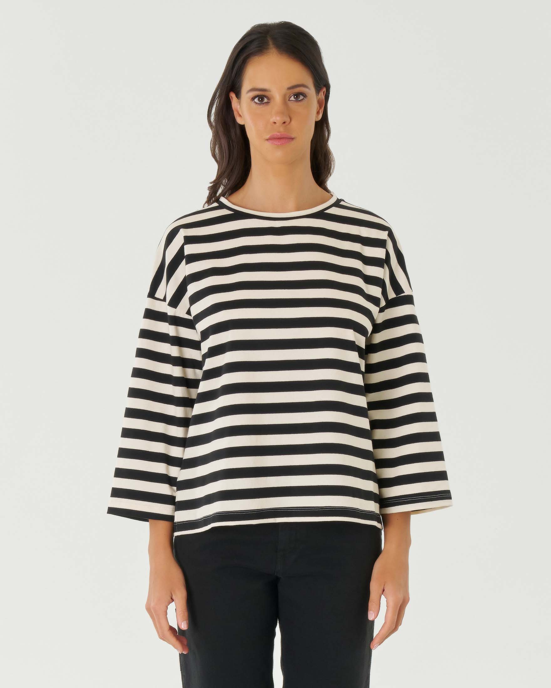 T-shirt color avorio a righe nere in cotone stretch con maniche tre quarti e spacchi laterali al fondo image