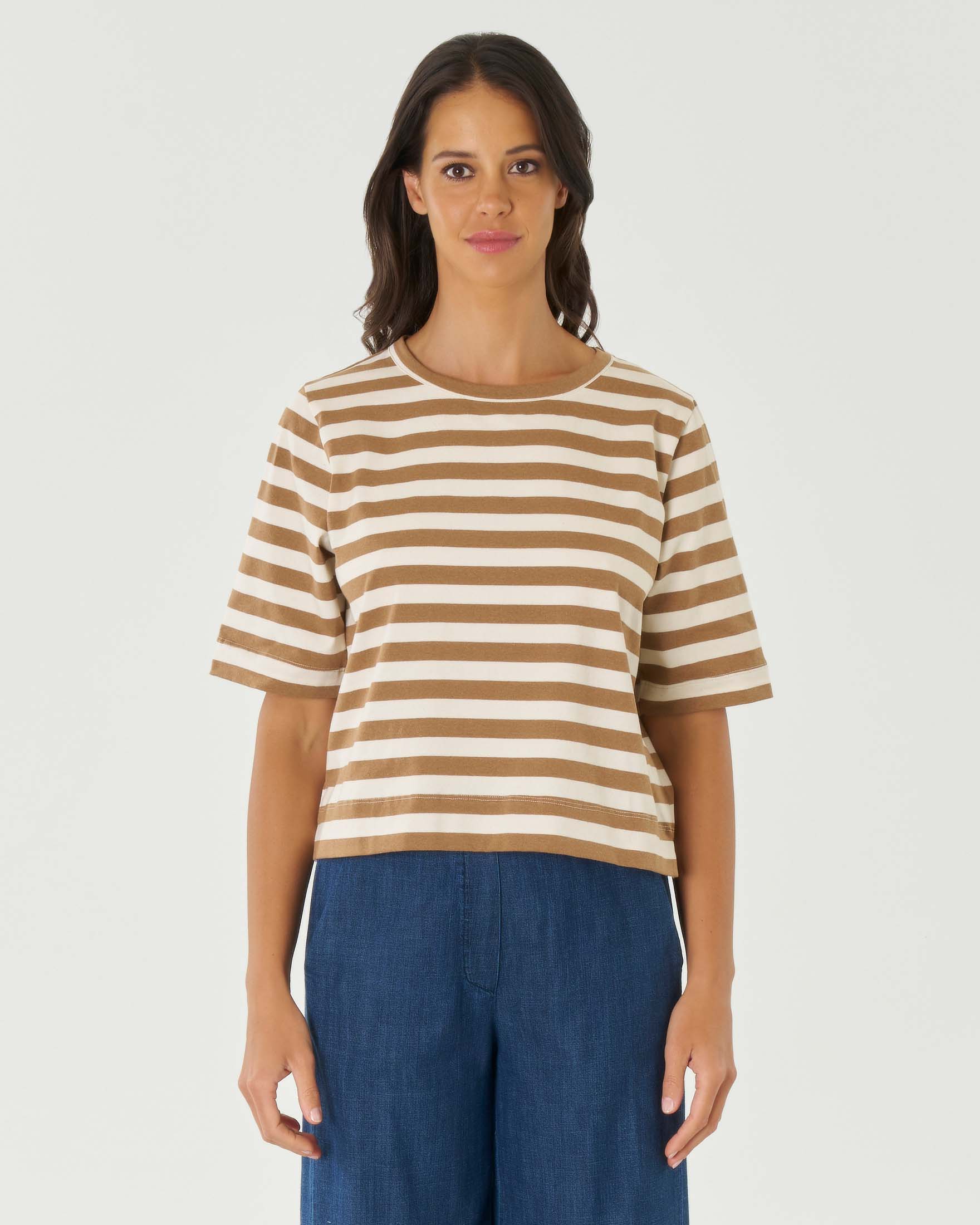 T-shirt color cammello a righe avprio in cotone stretch con maniche al gomito e spacchetti laterali image