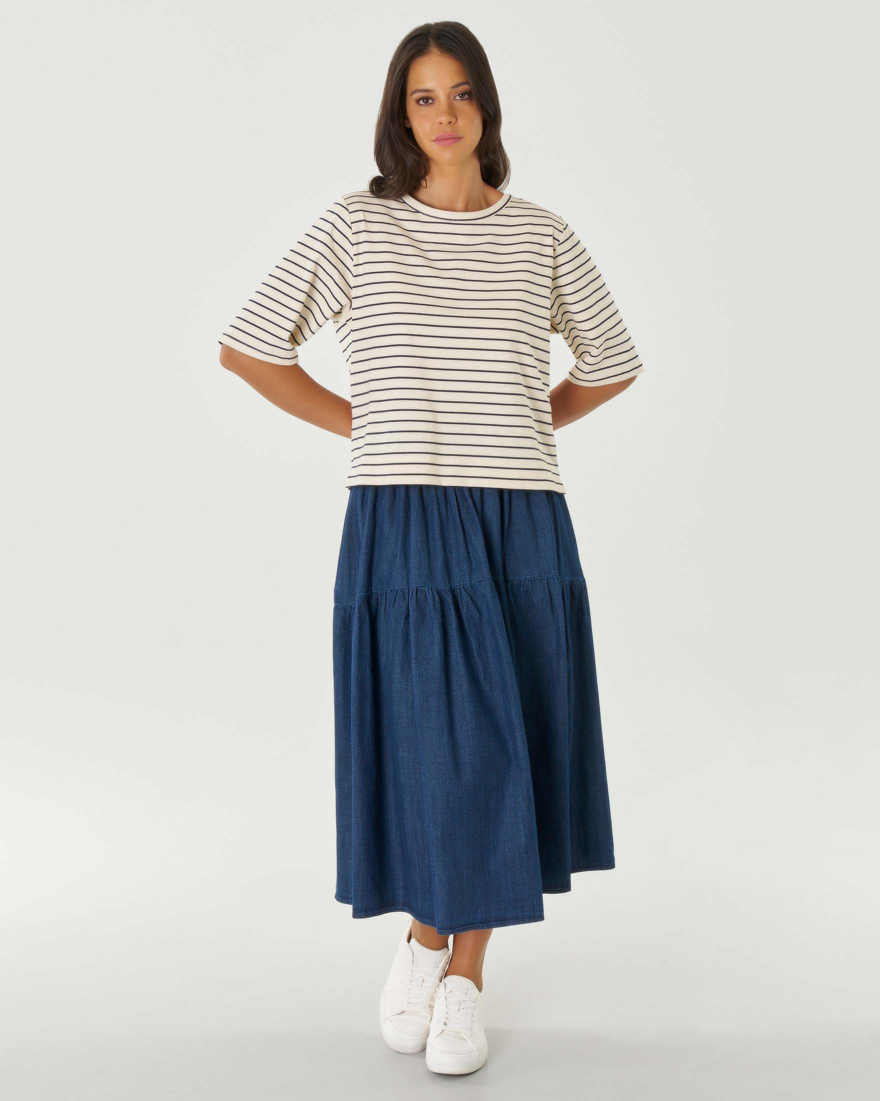 T-shirt over color avorio a righine blu in cotone stretch con maniche al gomito
