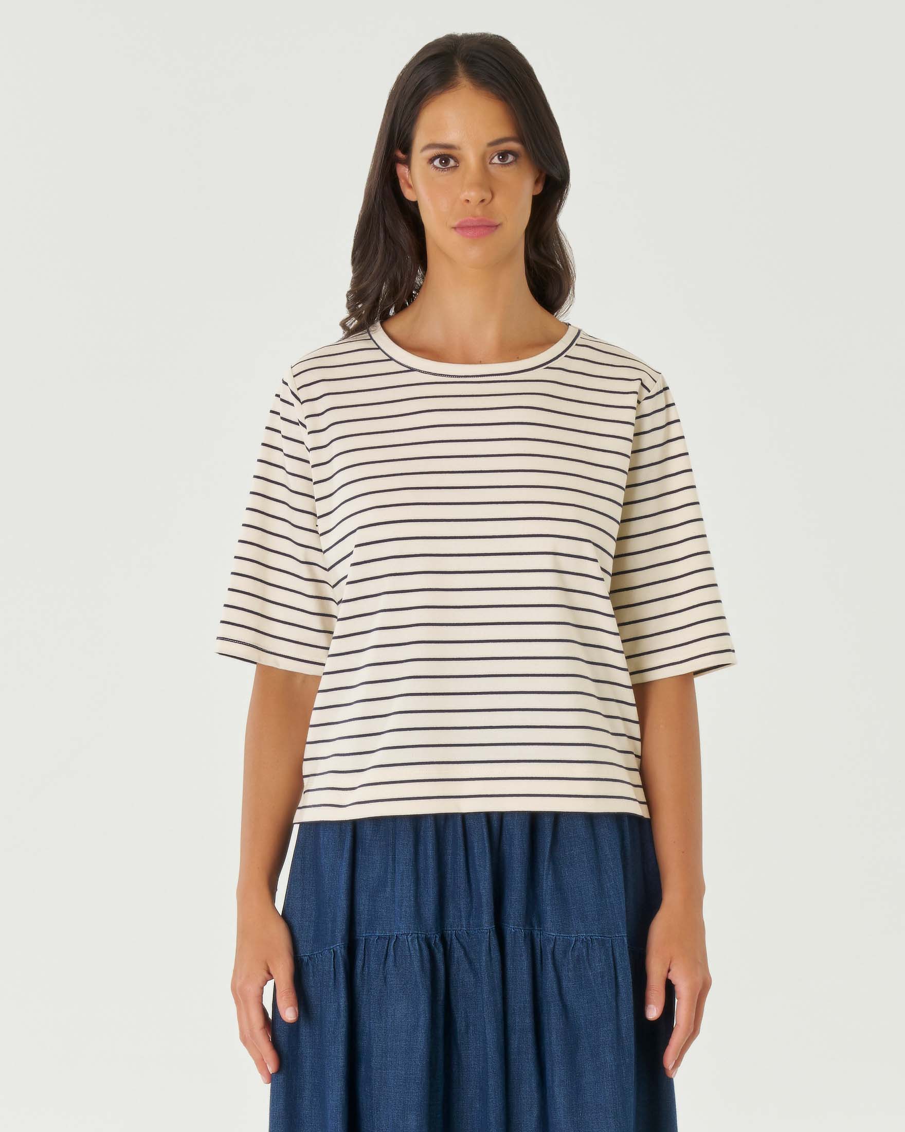 T-shirt over color avorio a righine blu in cotone stretch con maniche al gomito image