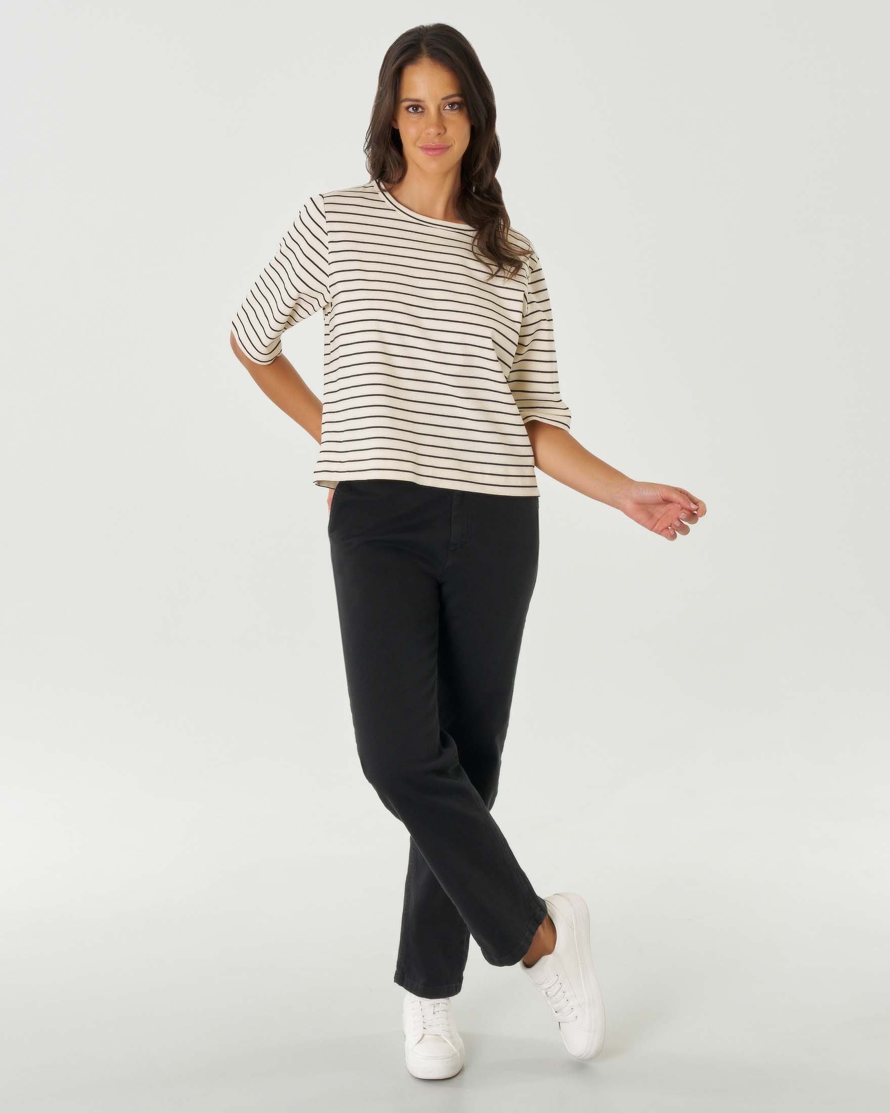 T-shirt over color avorio a righine nere in cotone stretch con maniche al gomito