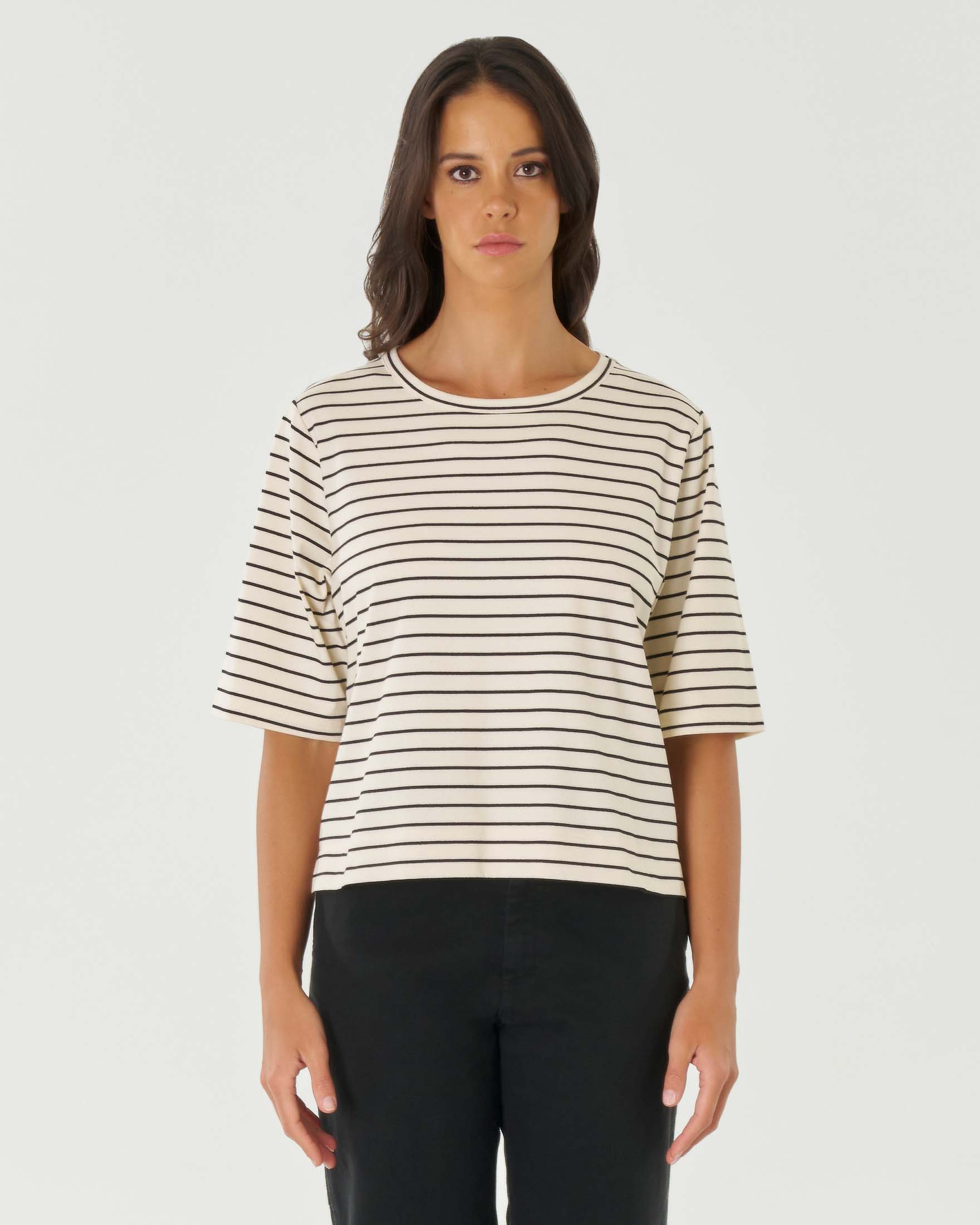 T-shirt over color avorio a righine nere in cotone stretch con maniche al gomito image