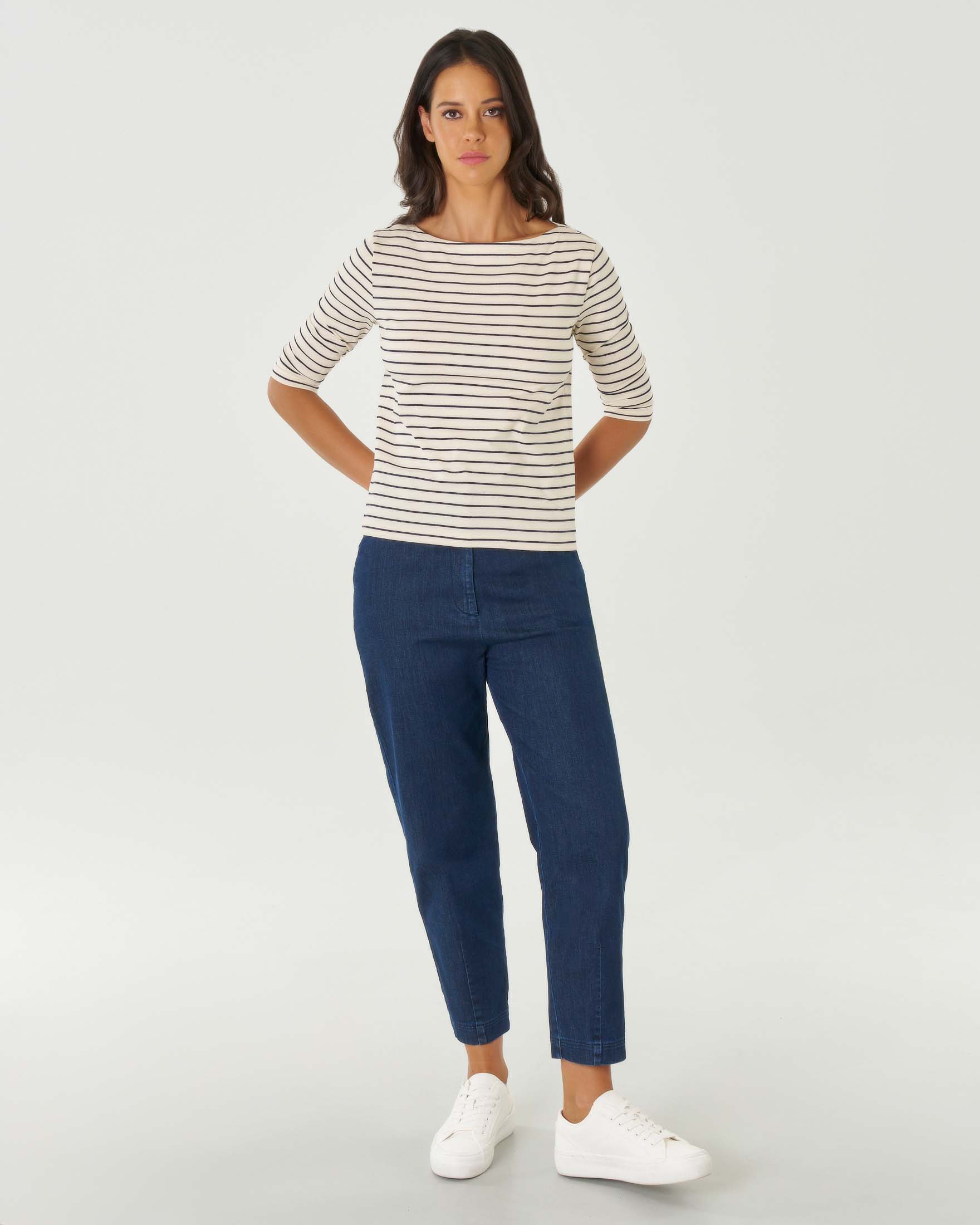 T-shirt avorio a righine blu in cotone stretch con maniche a tre quarti e scollo a barca
