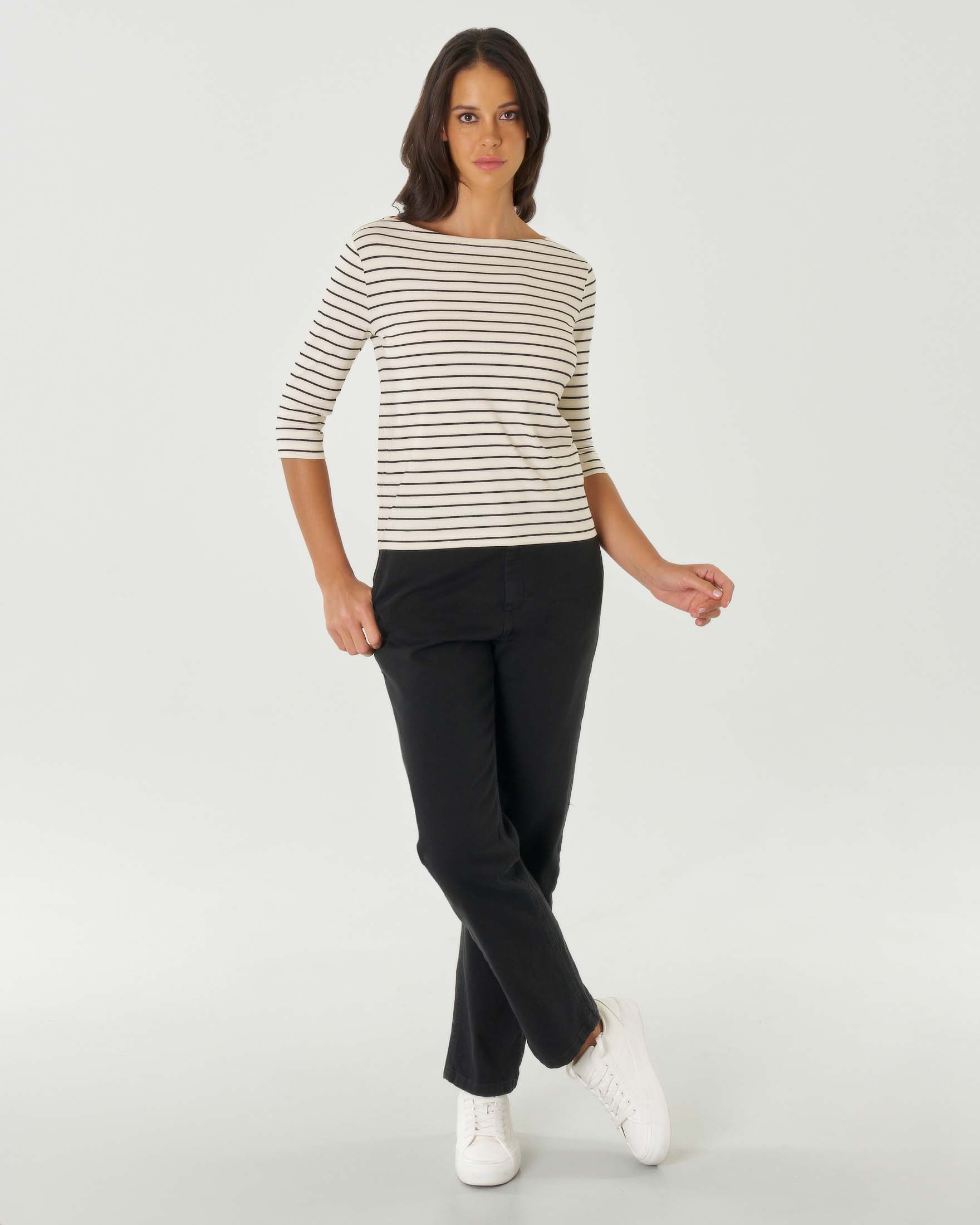 T-shirt avorio a righine nere in cotone stretch con maniche a tre quarti e scollo a barca