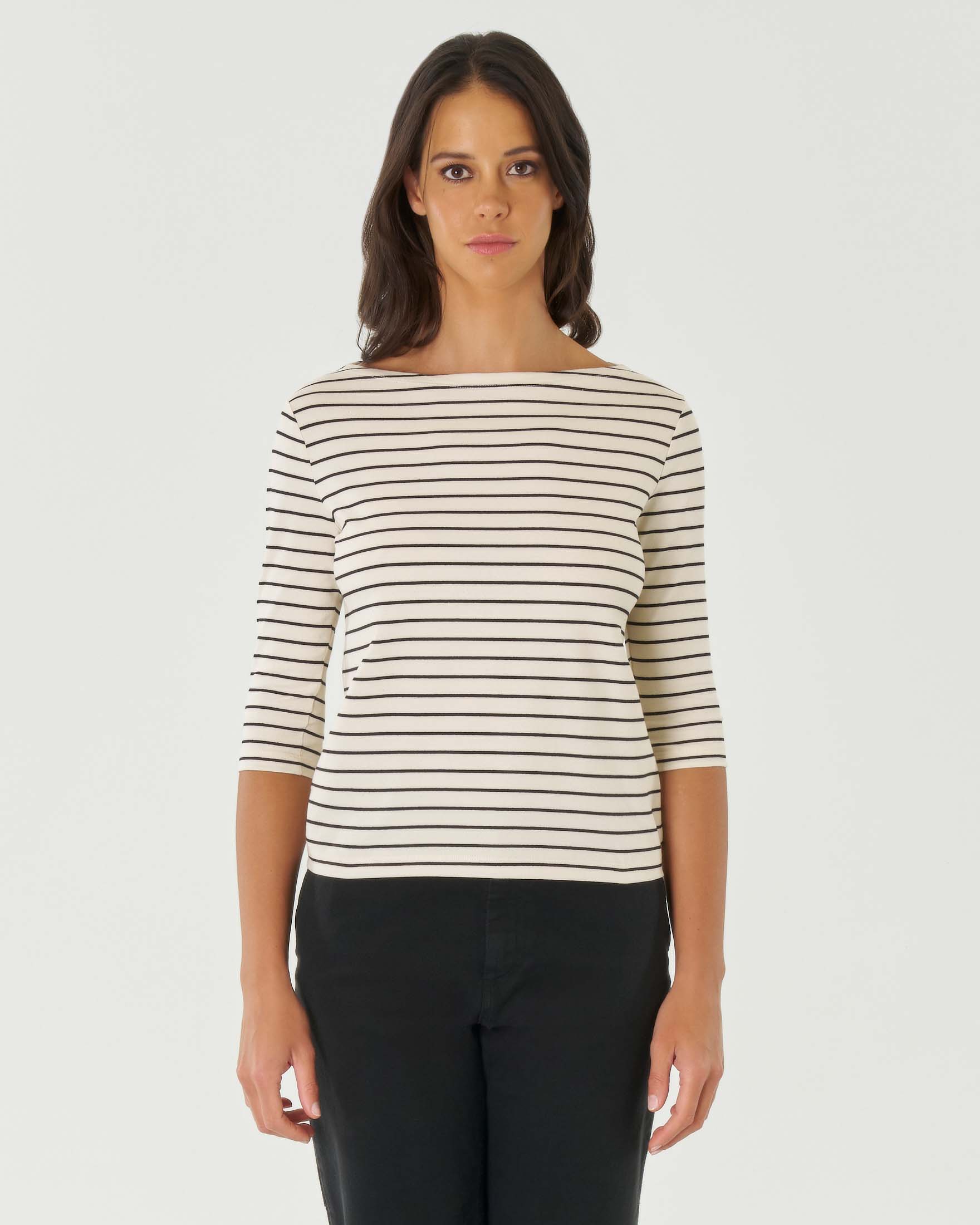 T-shirt avorio a righine nere in cotone stretch con maniche a tre quarti e scollo a barca image