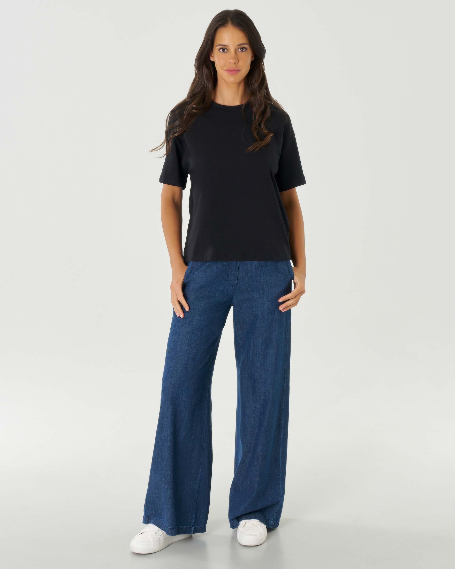 T-shirt nera in cotone stretch dalla linea boxy