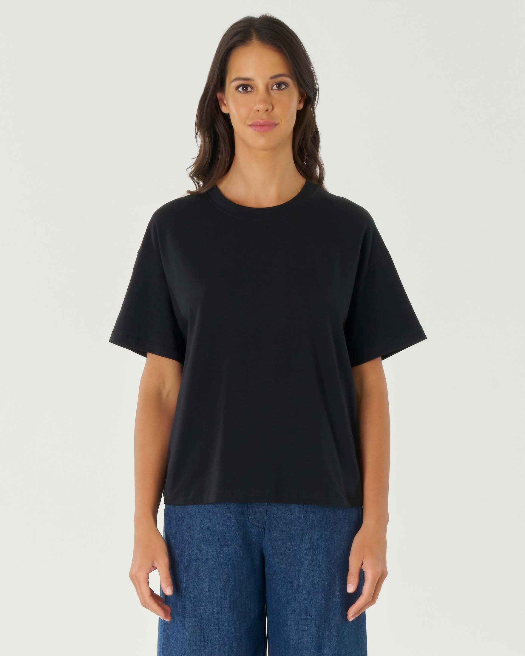 T-shirt nera in cotone stretch dalla linea boxy image