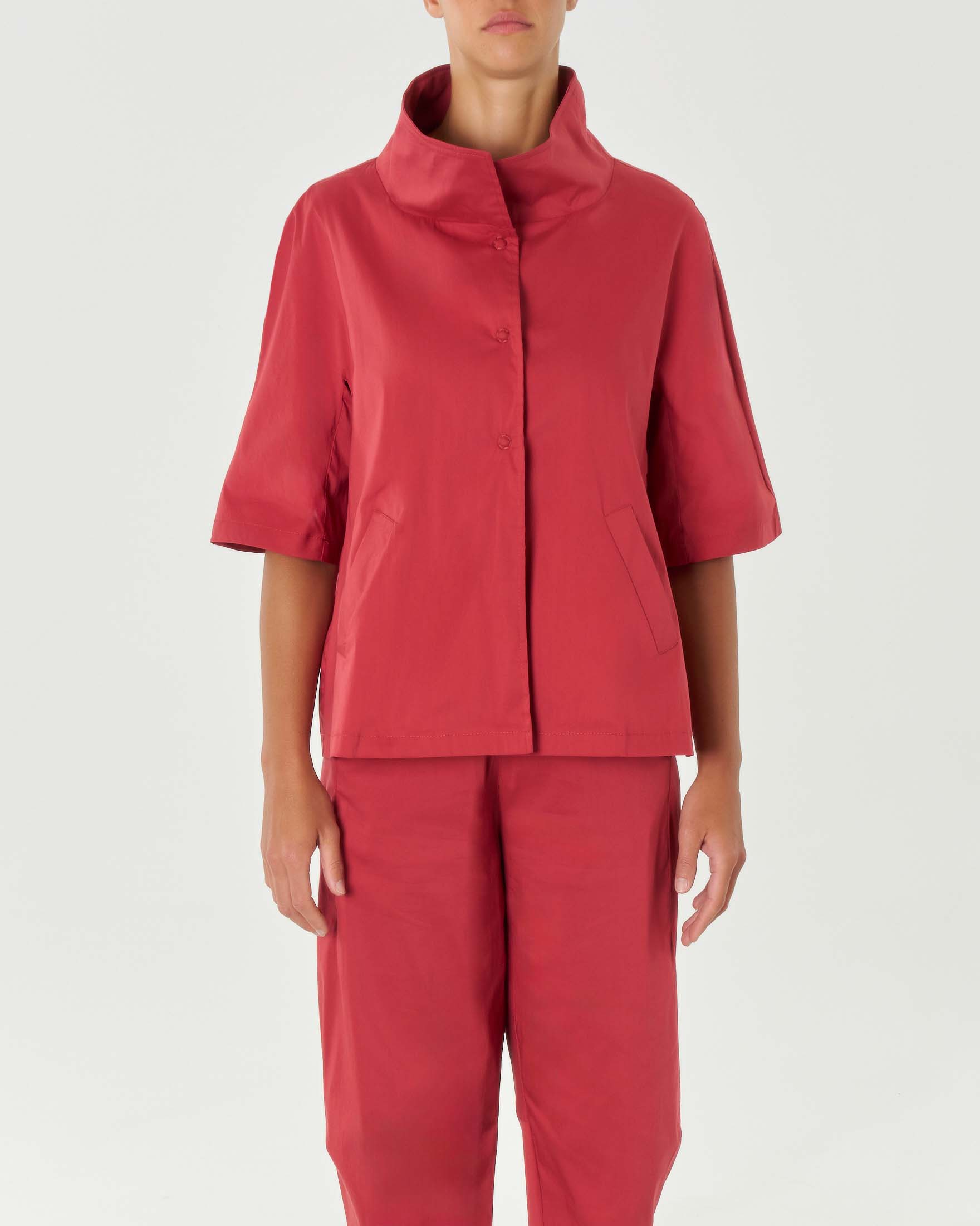 Giacchina rosso effetto slavato in misto cotone stretch con maniche tre quarti e collo in piedi