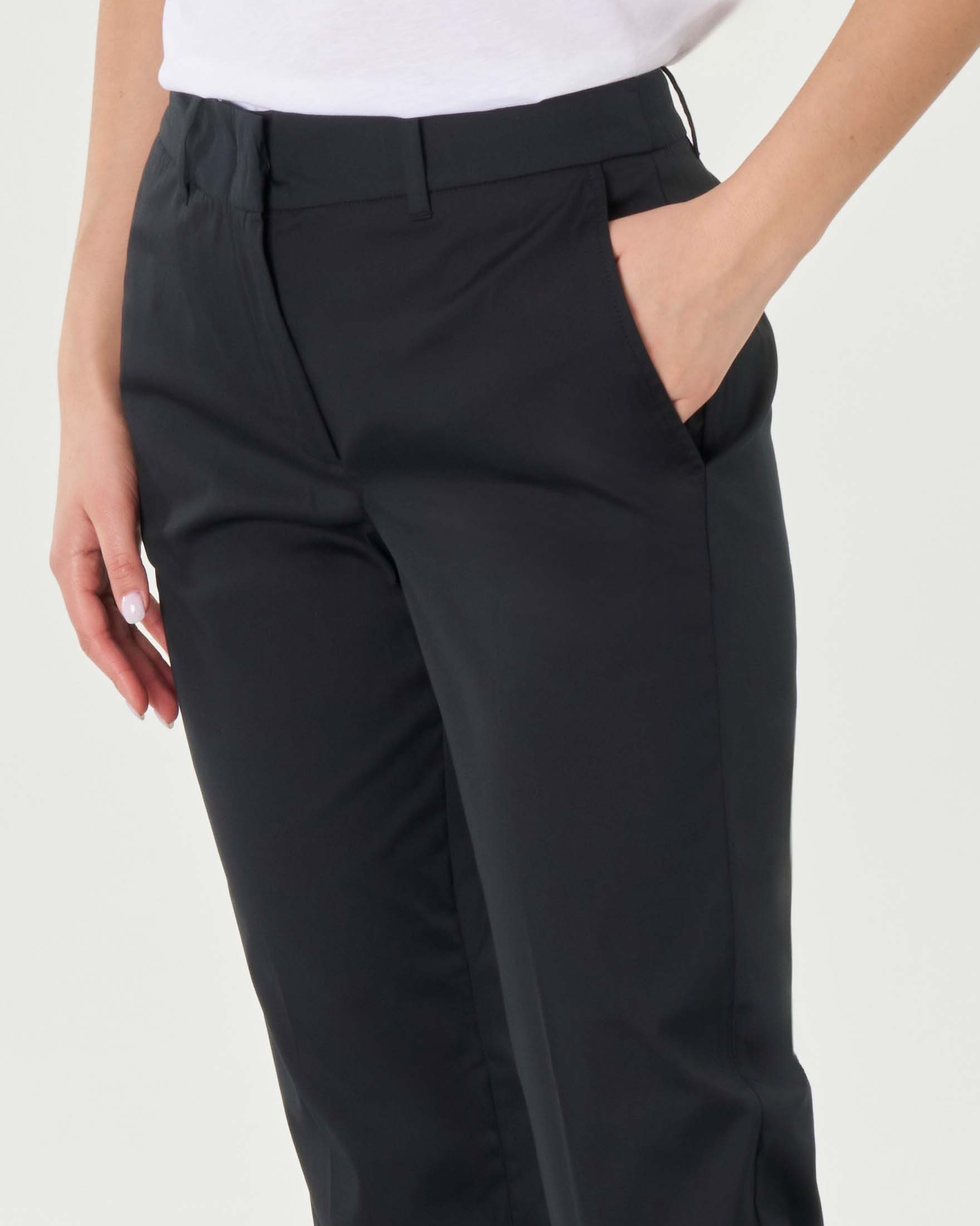Pantaloni chino neri a gamba dritta in popeline di cotone stretch con piega stirata image