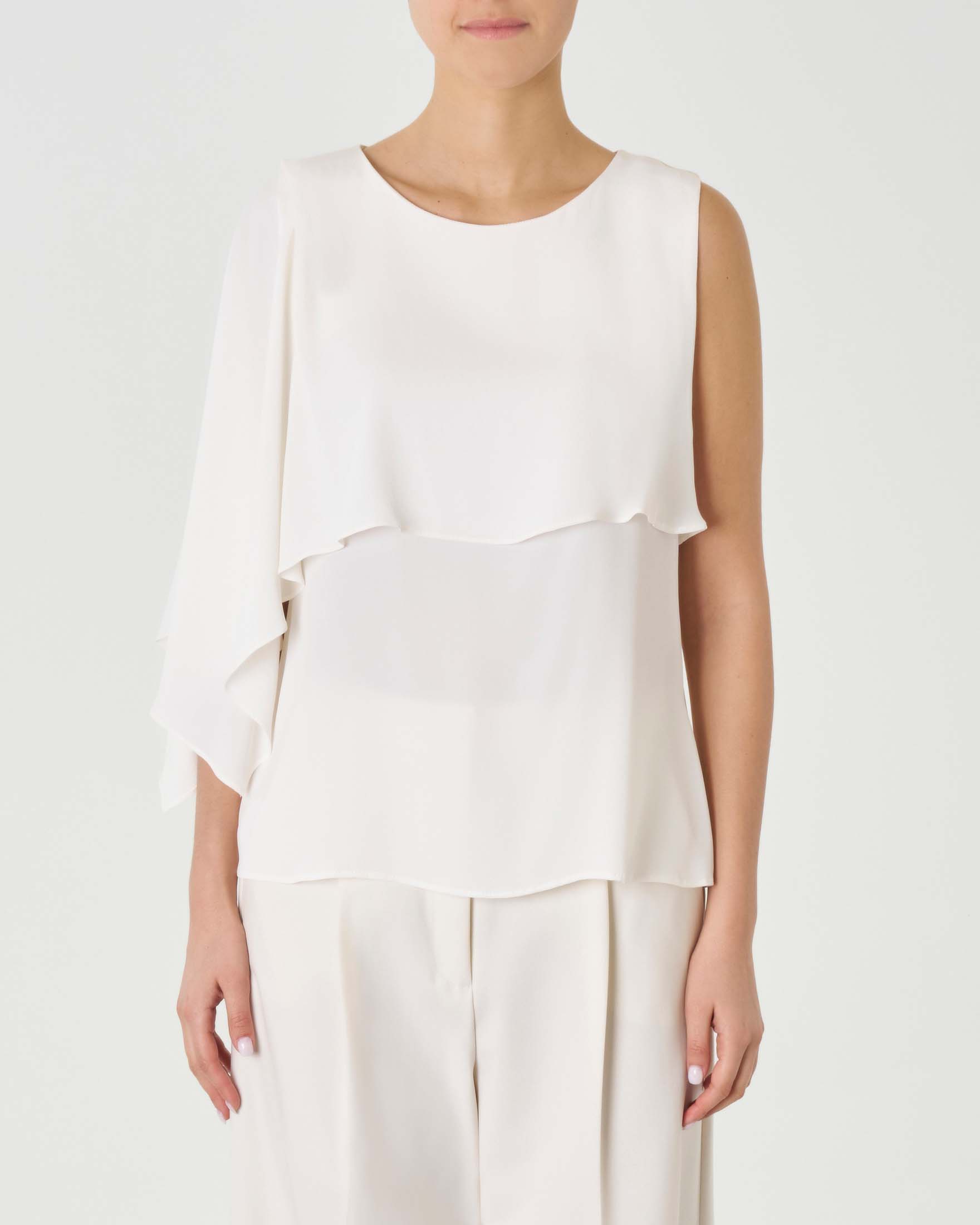 Blusa bianca in crêpe di misto seta con mantellina asimmetrica con spacco laterale