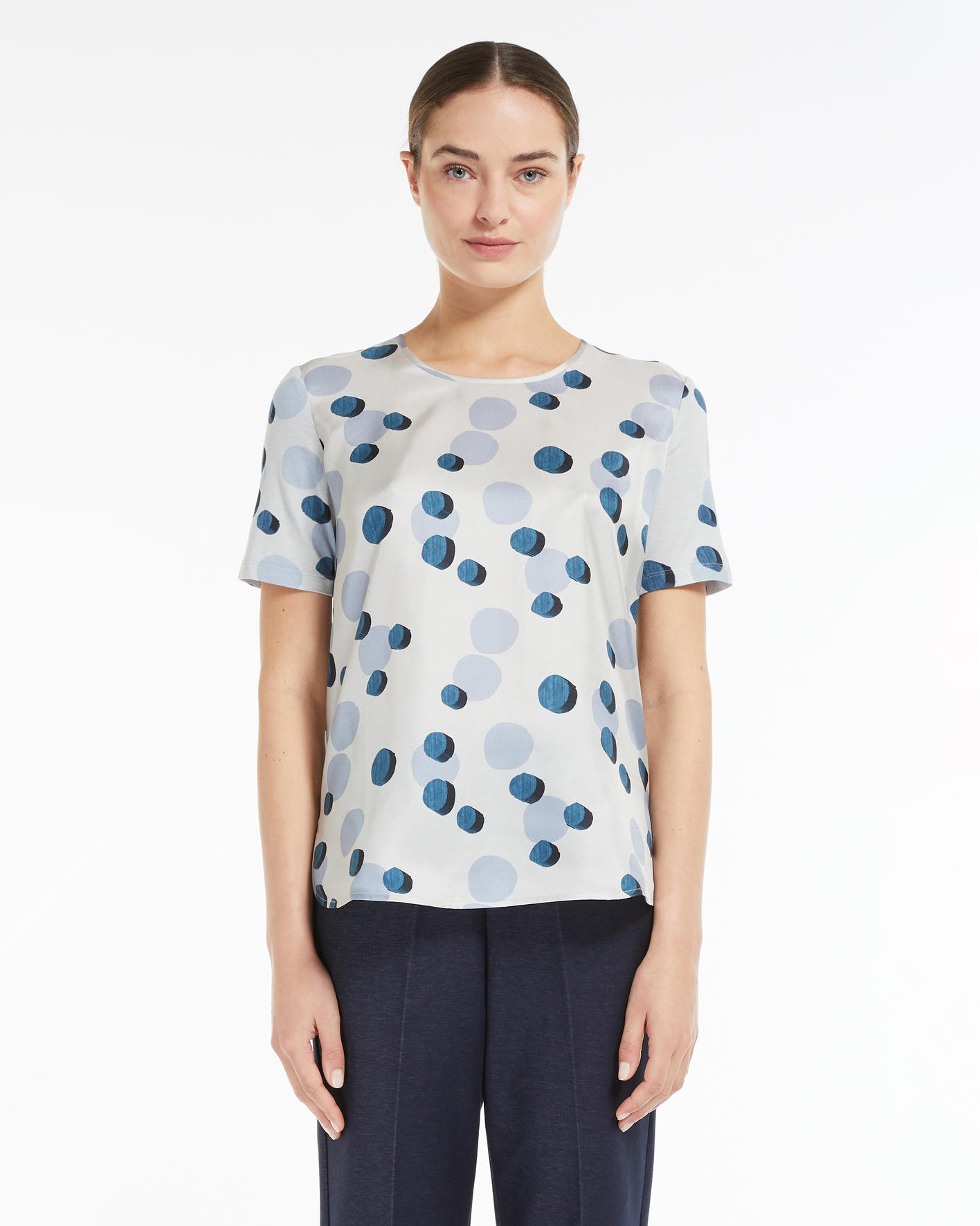 T-shirt color gesso in seta a fantasia bolle d'acqua color avio e azzurro