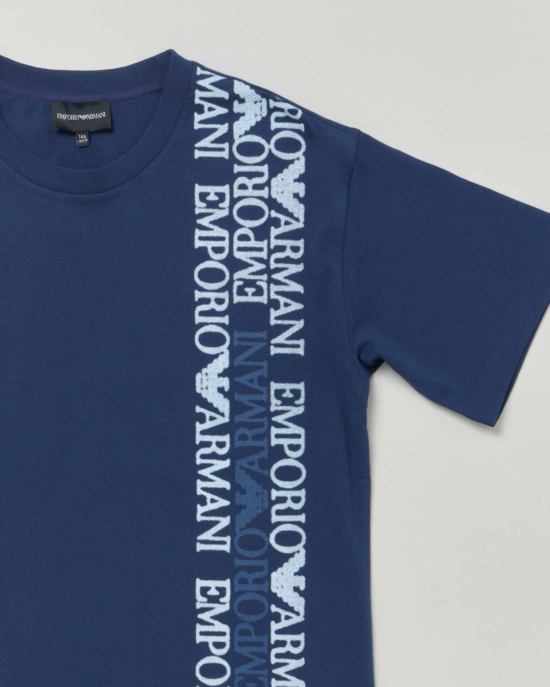 T-shirt Emporio Armani blu in cotone a mezza manica con scritte logo verticali  image
