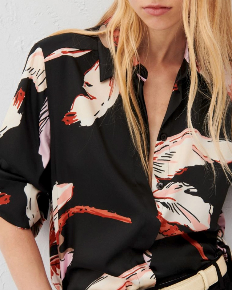 Camicia nera in tessuto effetto raso a fantasia fiori lilium