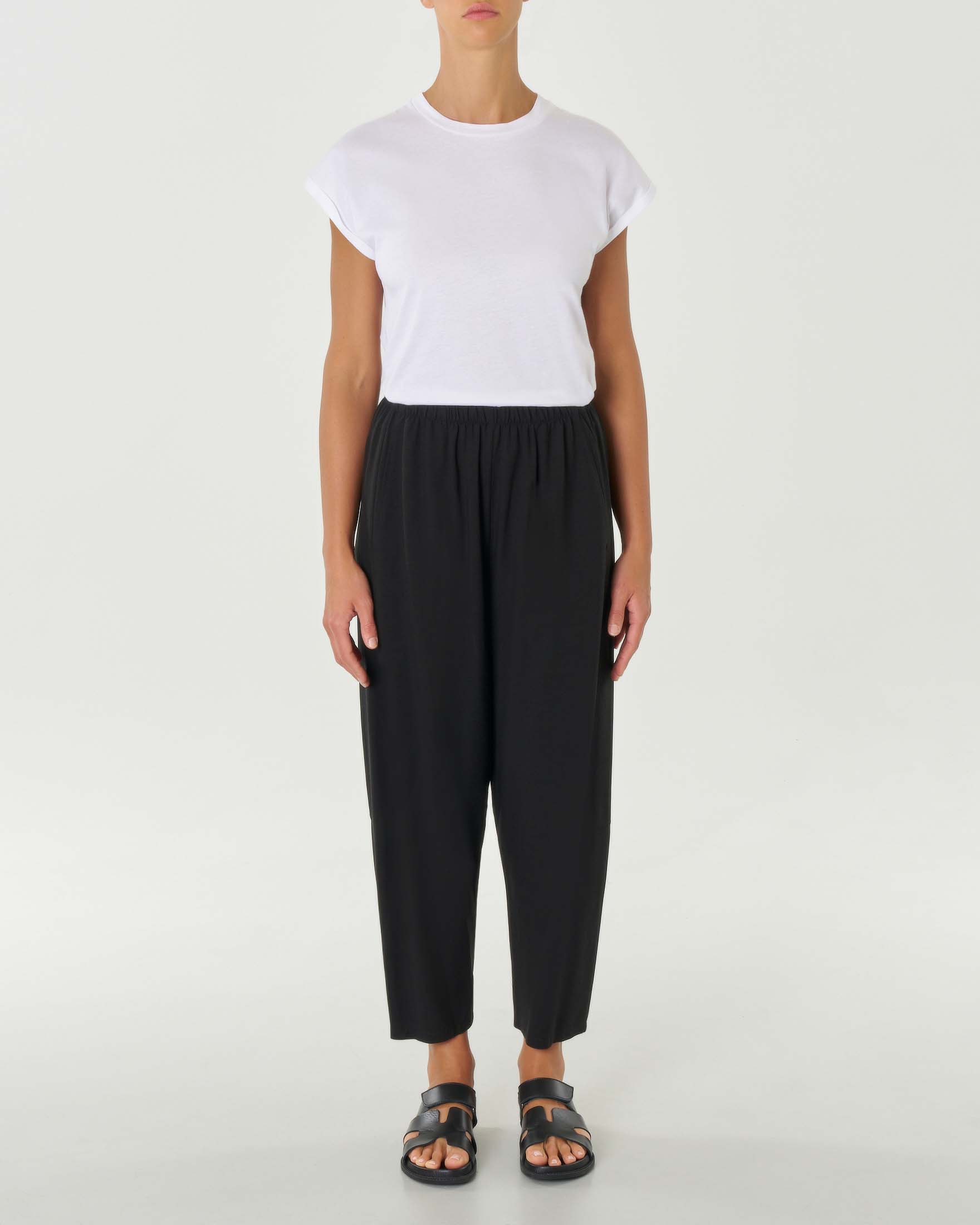 Pantaloni neri in viscosa e lino dalla linea a pagliaccio