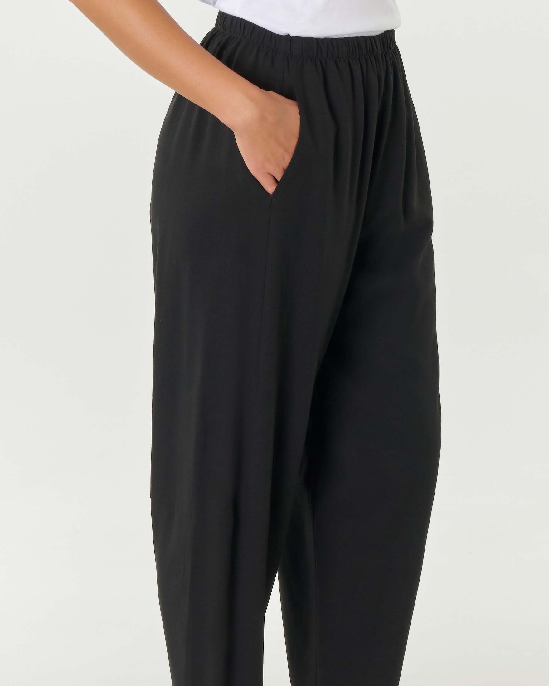 Pantaloni neri in viscosa e lino dalla linea a pagliaccio image