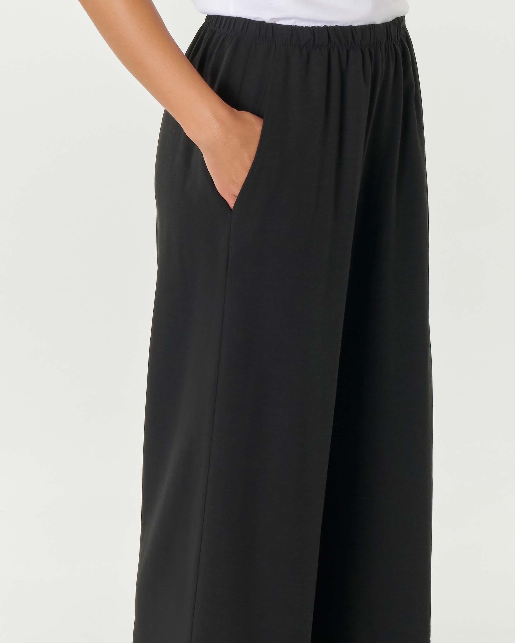 Pantaloni neri in viscosa e lino dalla linea wide con elastico inserito in vita image