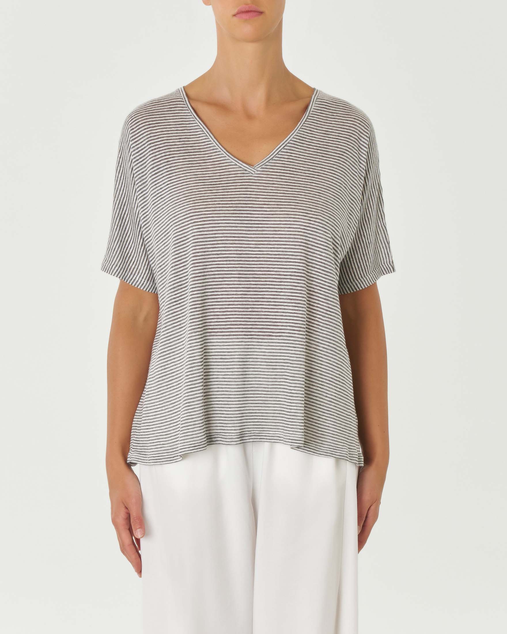 T-shirt in lino e viscosa a righe sottili bianche e nere con scollo a V