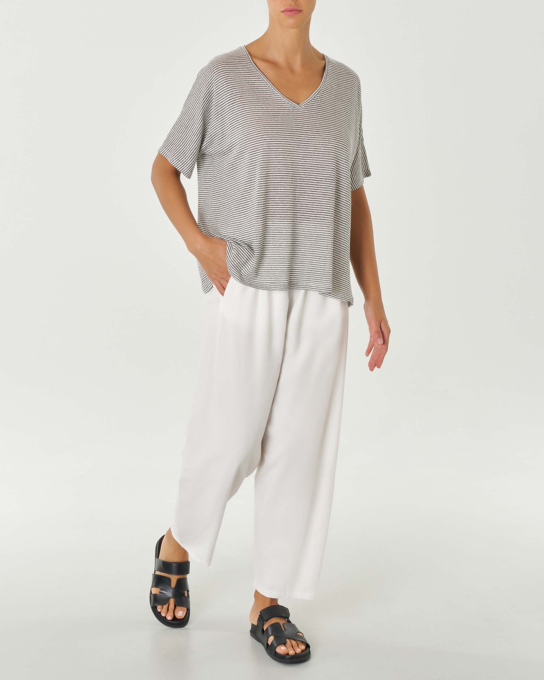 T-shirt in lino e viscosa a righe sottili bianche e nere con scollo a V image