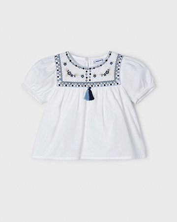 Camicietta bianca in cotone a maniche corte con ricami blu