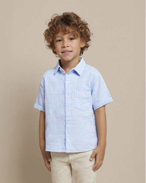 Camicia in cotone a maniche corte a fantasia rigata azzurra e bianca