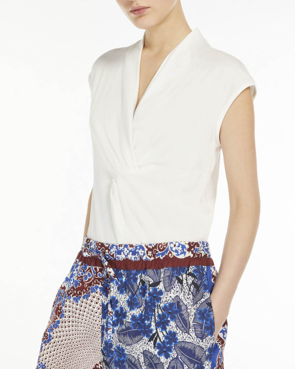 Top bianco senza maniche in jersey di lyocell con scollo a V e drappeggio centrale image