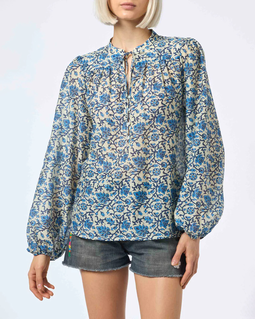 Camicia avorio in cotone e seta a fantasia fiori blu con colletto a listino e fiocchetto
