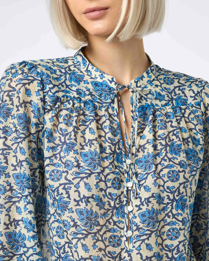 Camicia MC2 Saint Barth avorio in cotone e seta a fantasia fiori blu con colletto a listino e fiocchetto image