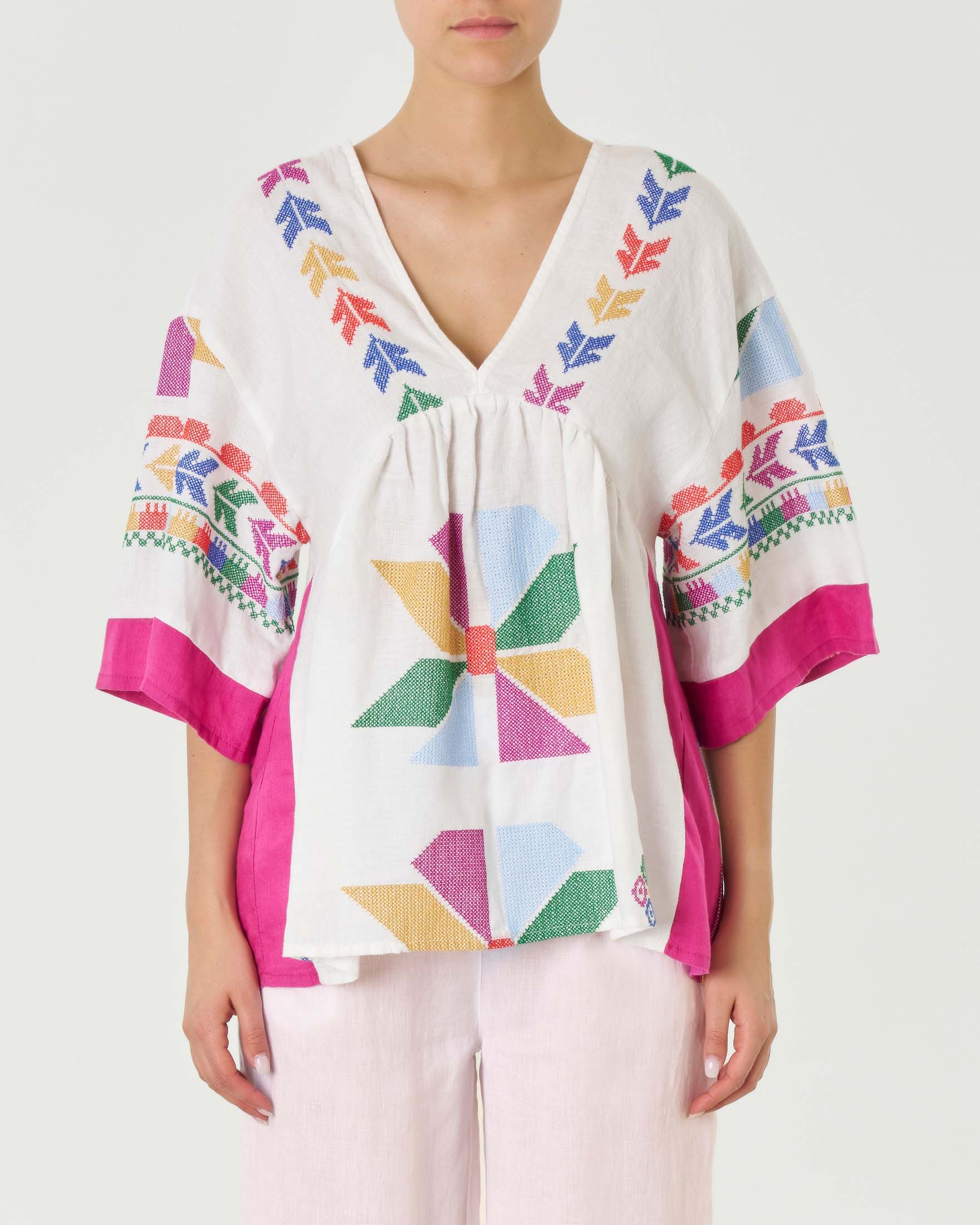 Blusa bianca in lino con ricami multicolore con maniche al gomito ampie e scollo a V
