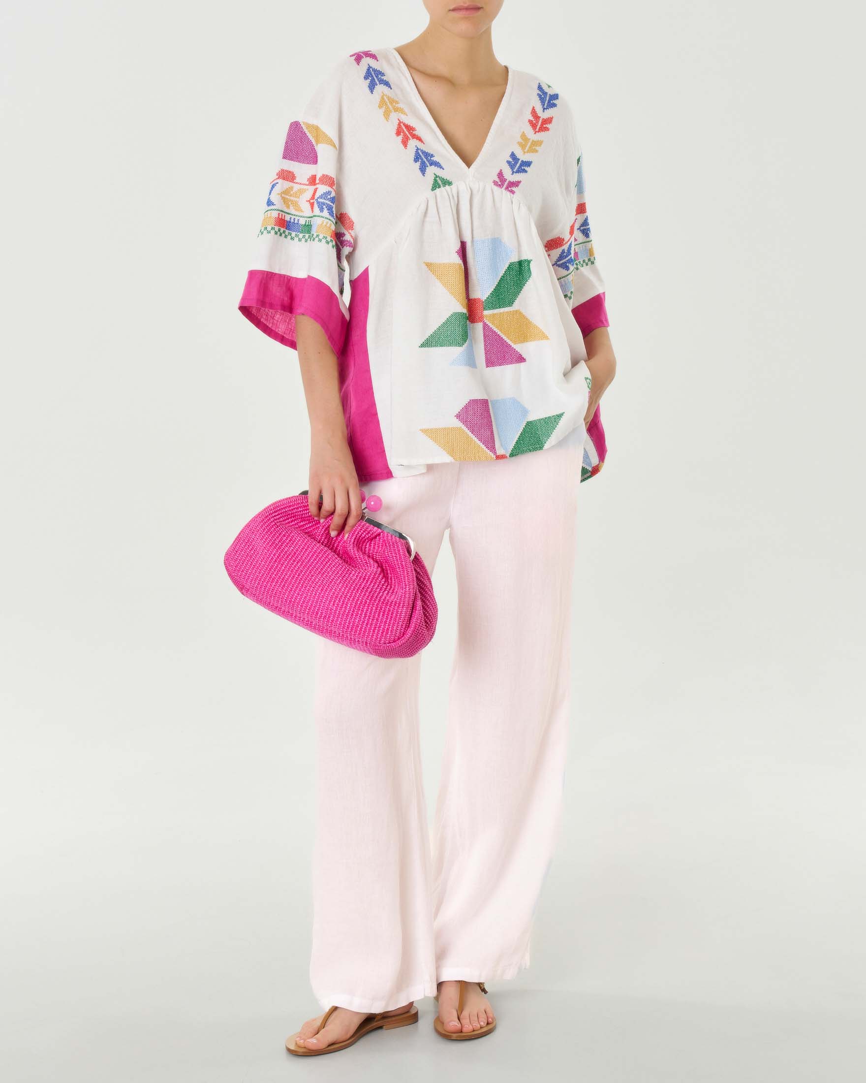 Blusa bianca in lino con ricami multicolore con maniche al gomito ampie e scollo a V image