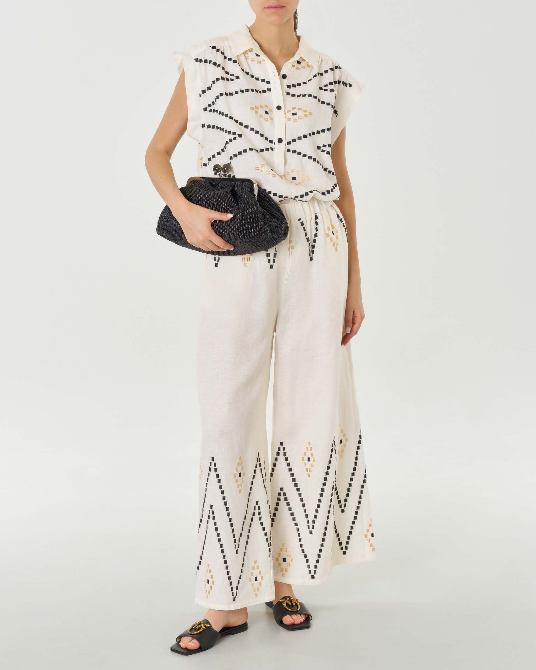 Blusa color naturale in lino con ricami oro e neri con maniche ad aletta image