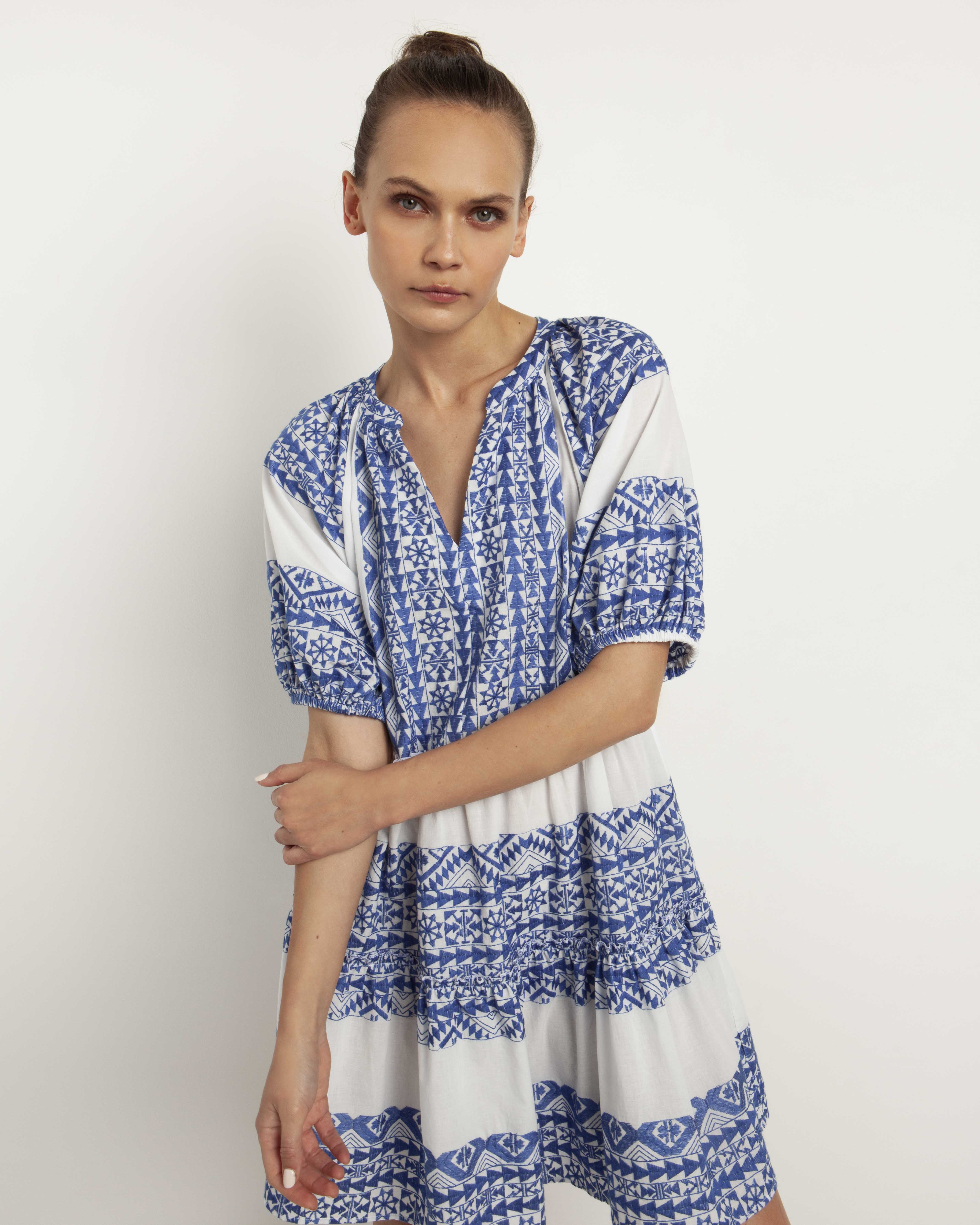 Abito corto bianco in cotone con maniche al gomito a palloncino con ricami blu China all over image