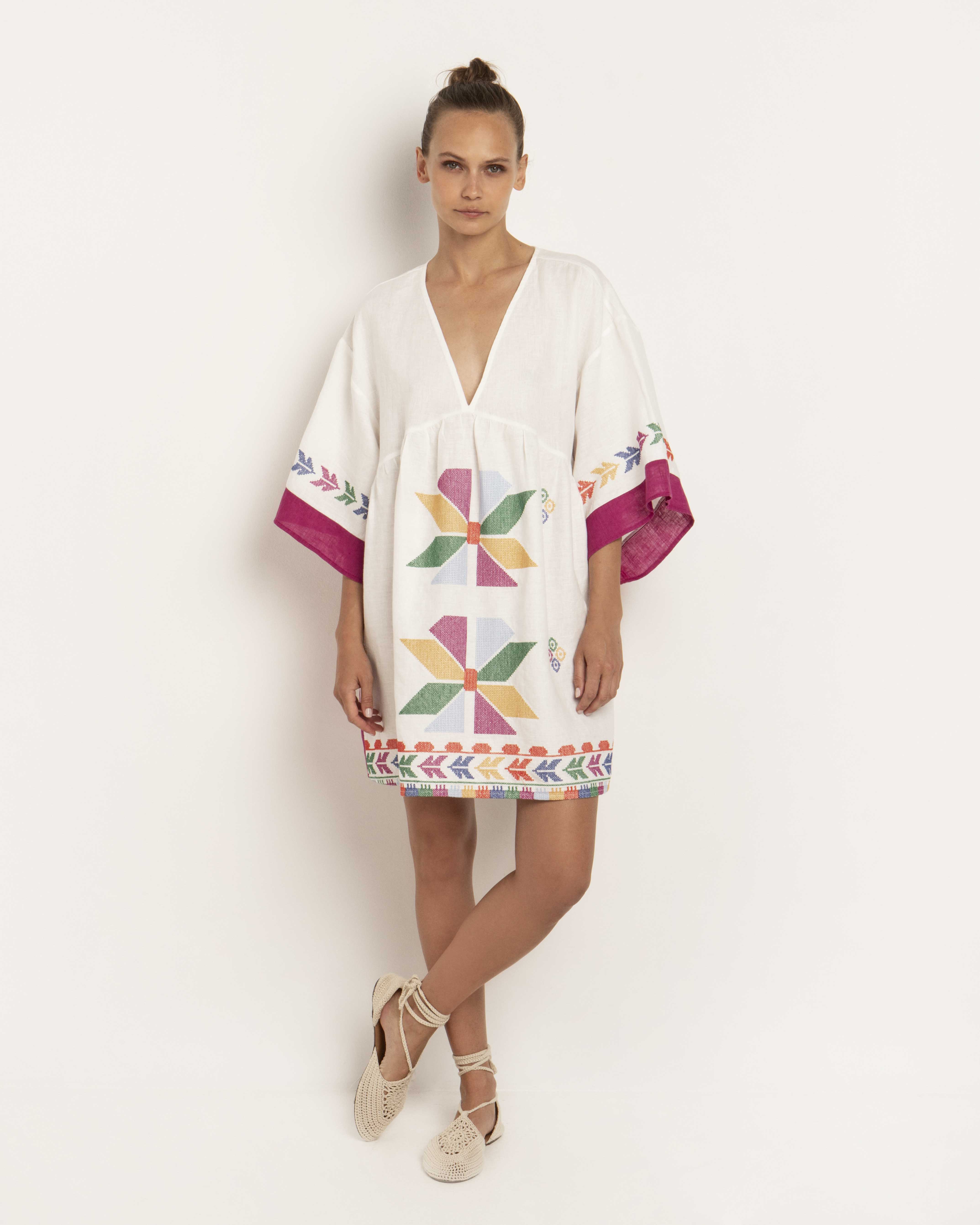 Abito corto bianco in puro lino con ricami multicolor, scollo a V e maniche ampie al gomito