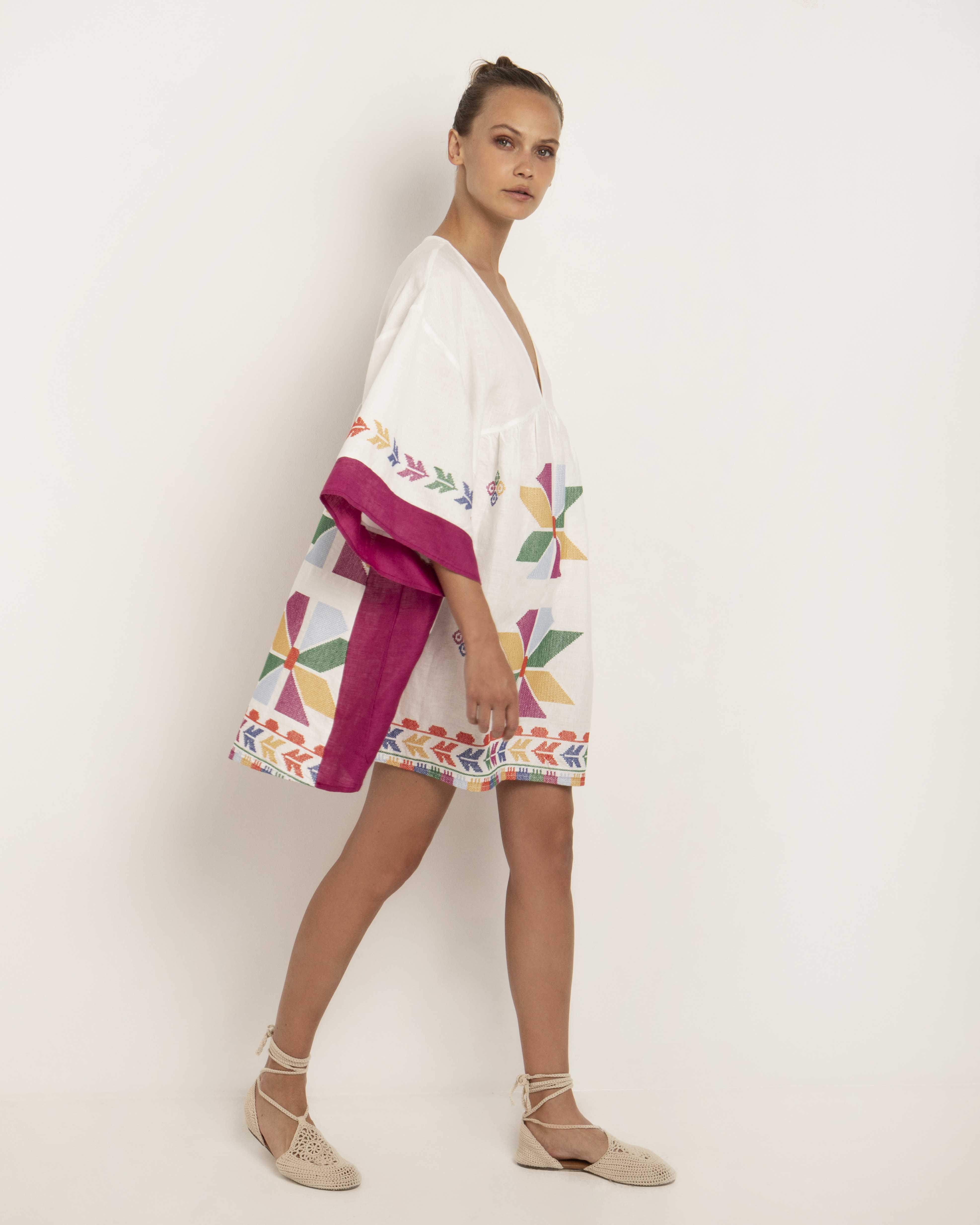 Abito corto bianco in puro lino con ricami multicolor, scollo a V e maniche ampie al gomito image