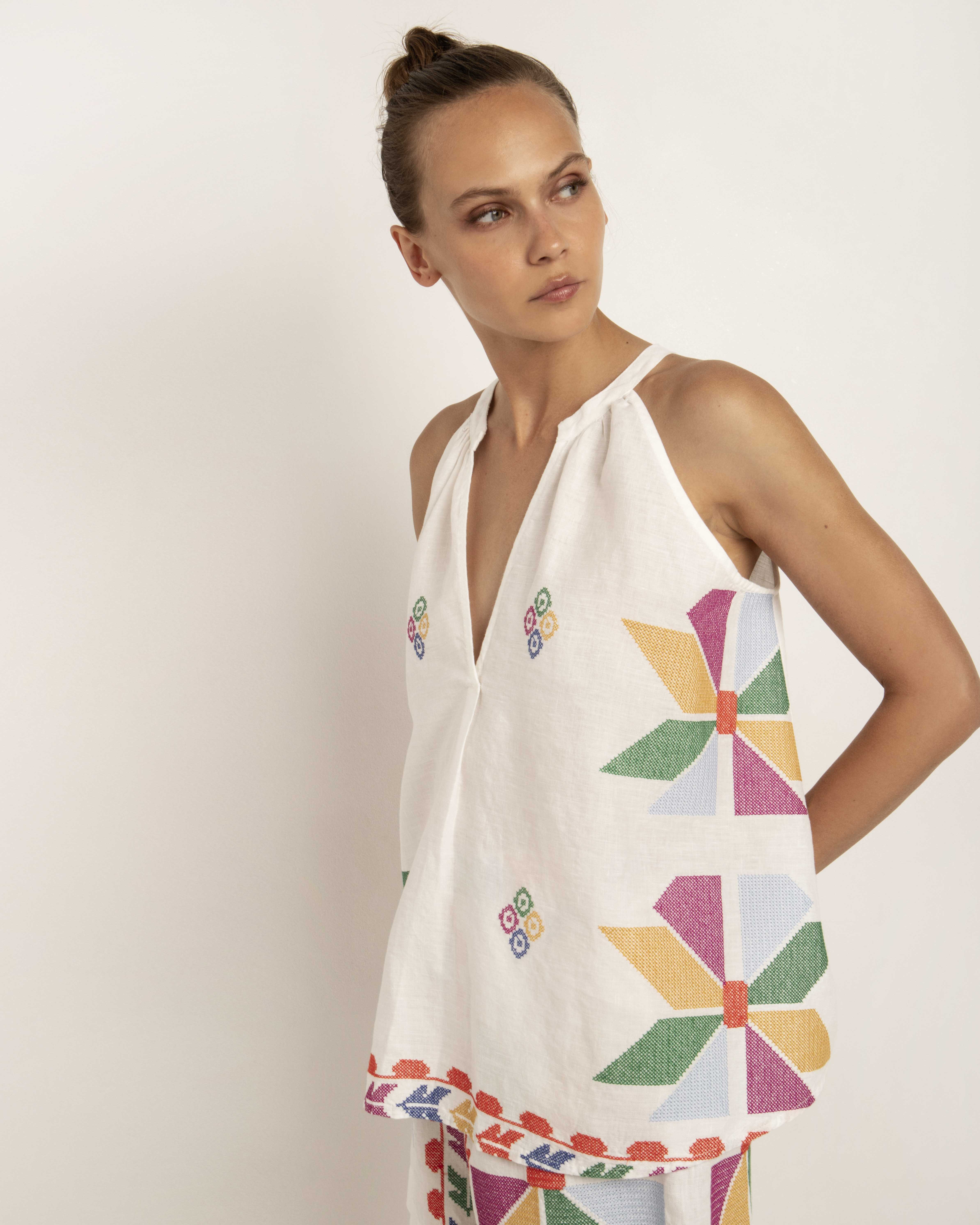 Top bianco in lino con ricami multicolore e scollo all'americana con colletto a listino