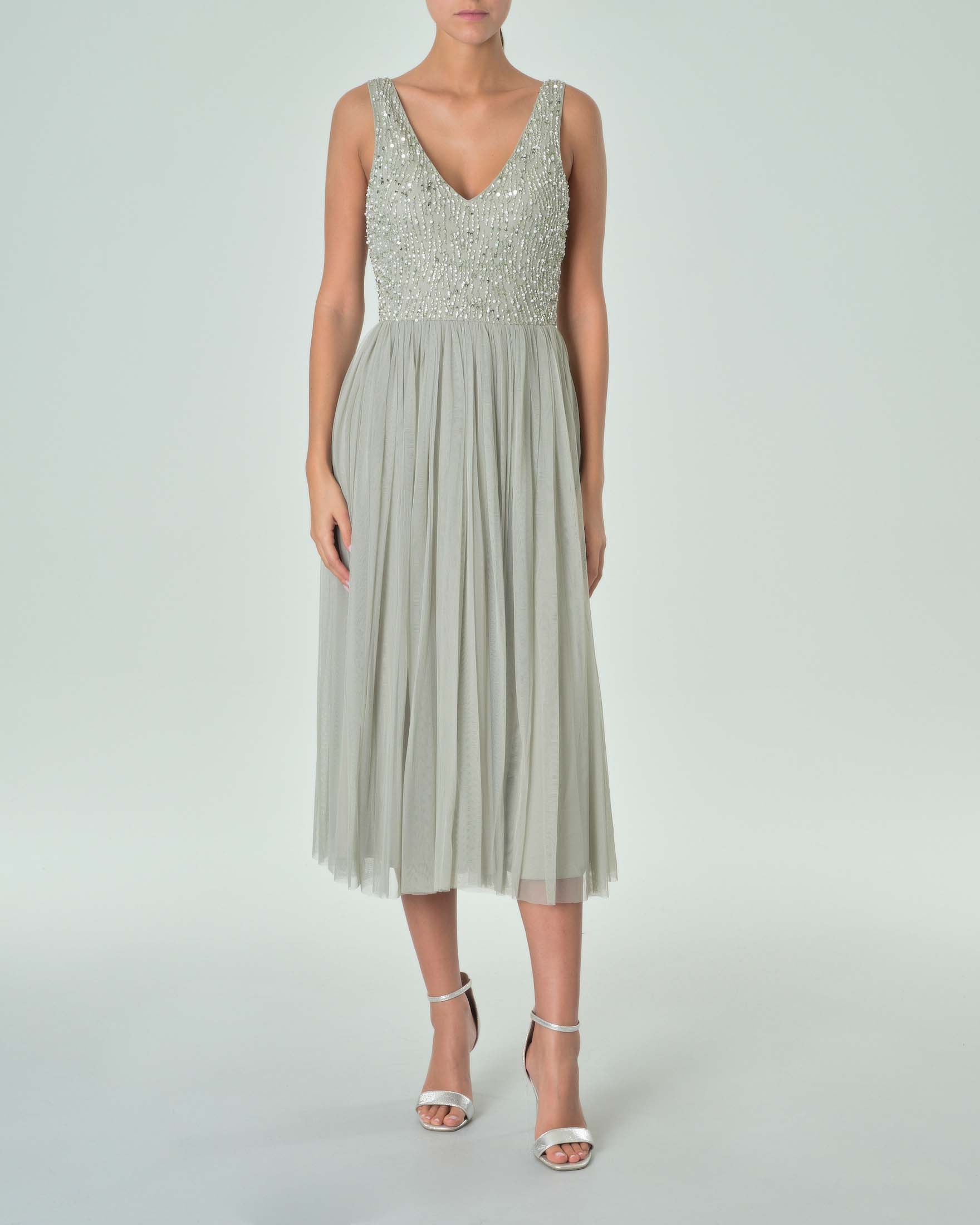 Abito midi smanicato verde salvia chiaro in tulle con corpetto ricamato in paillettes e perline tono su tono