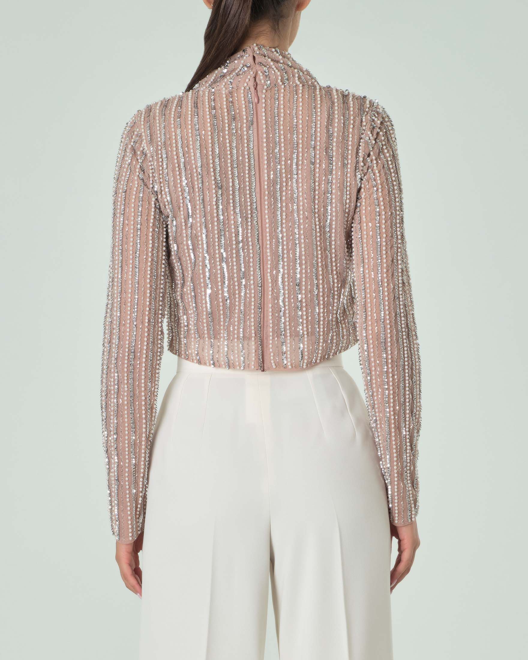 Crop top color cipria in tulle con maniche lunghe e ricamo in paillettes all over