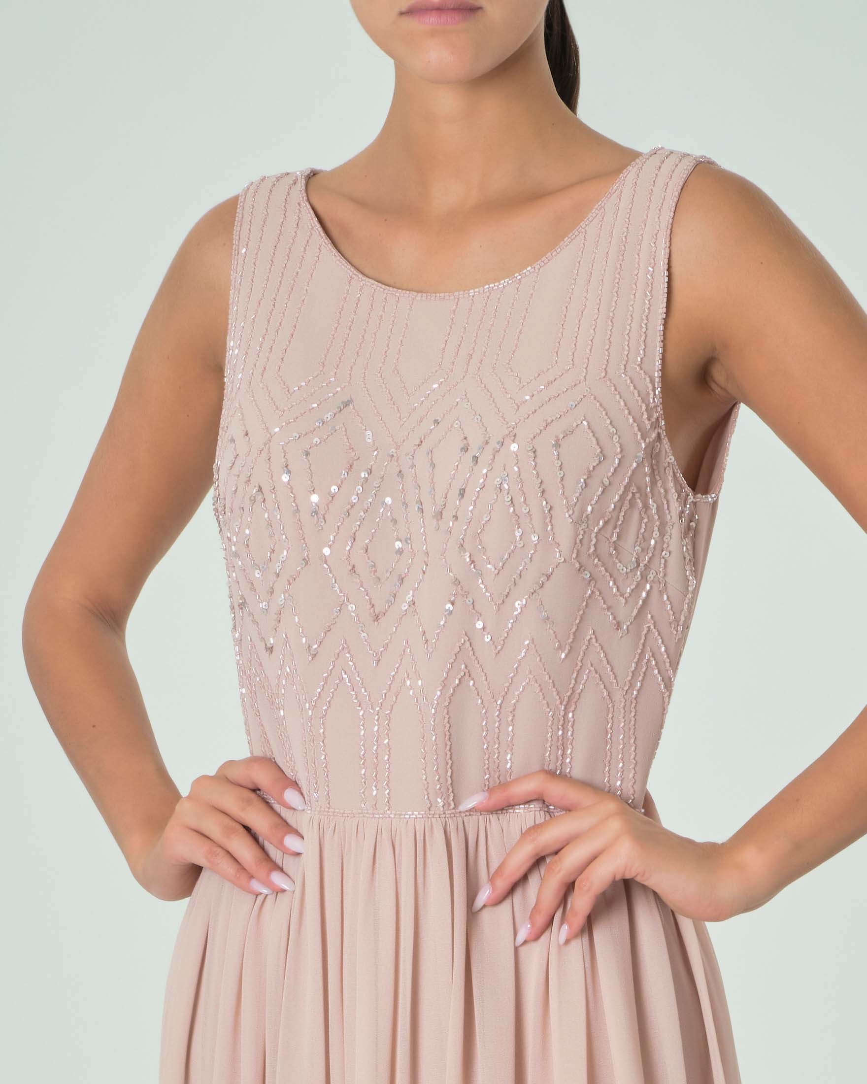 Abito lungo rosa cipria in creponne con corpetto smanicato ricamato in perline tono su tono image