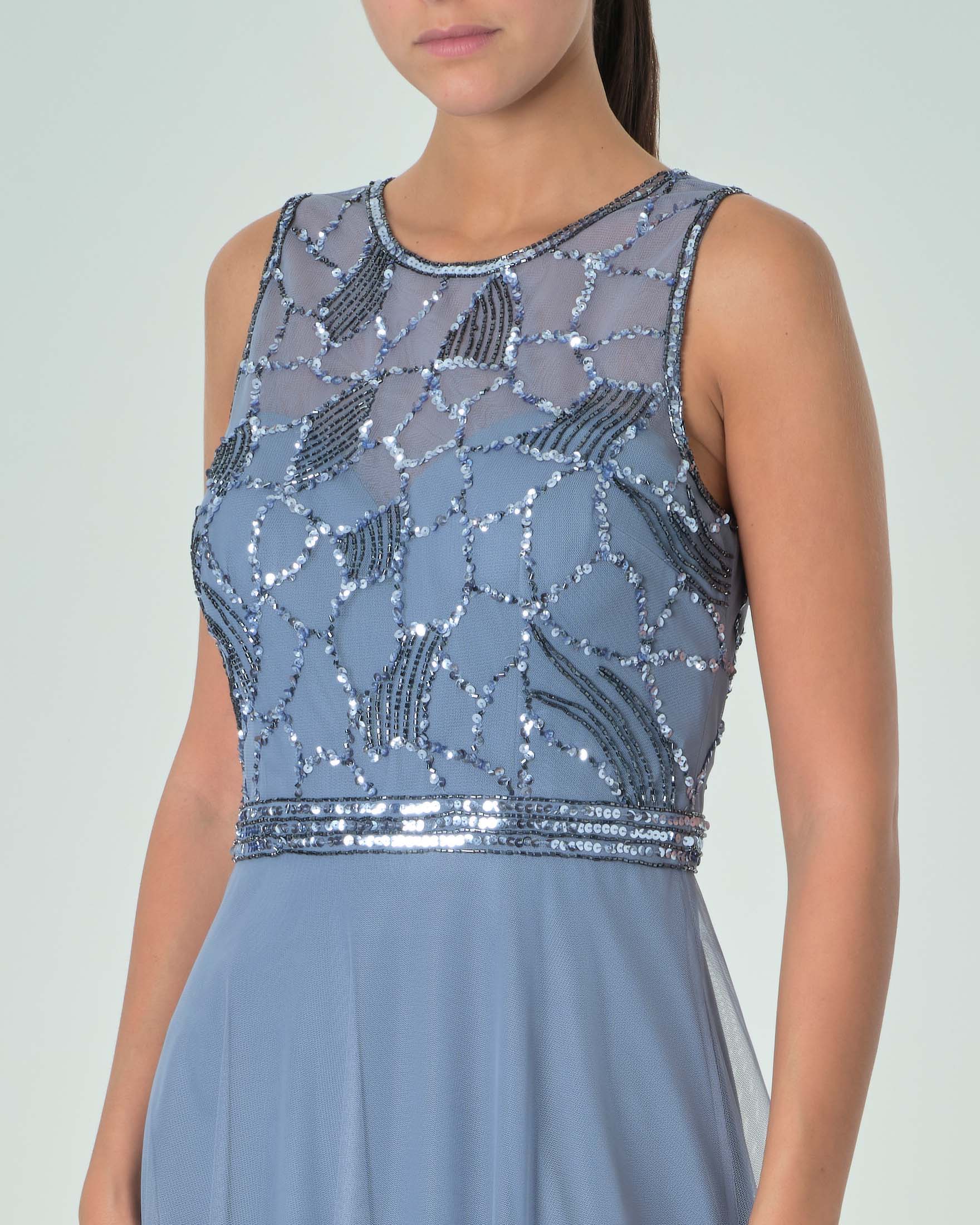 Abito lungo color avio in tulle senza maniche con busto ricamato in perline tono su tono image