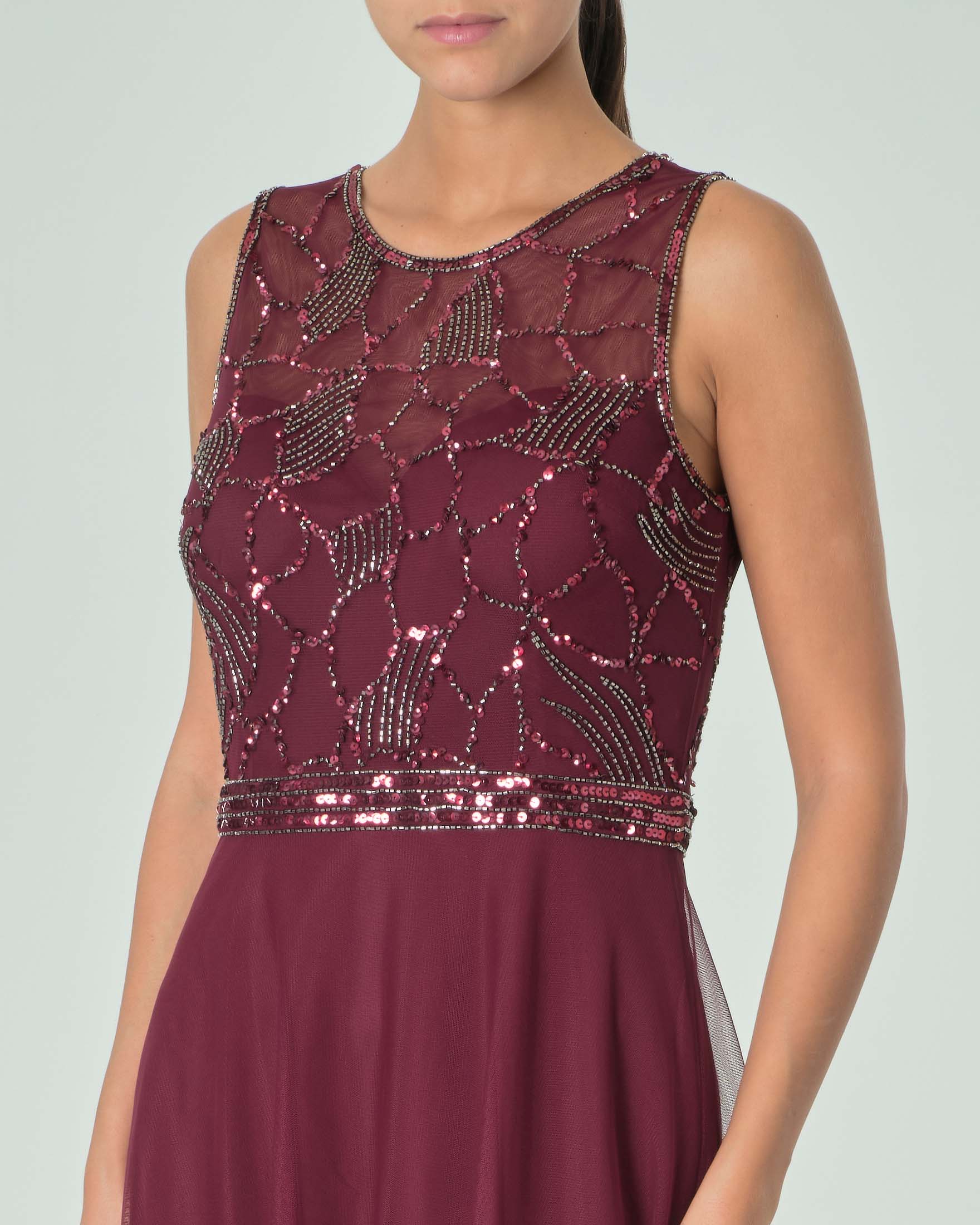 Abito lungo bordeaux in tulle senza maniche con busto ricamato in