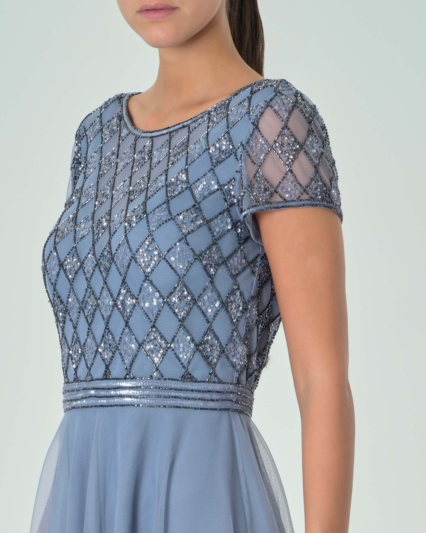 Abito corto color avio in tulle con ricami in perline tono su tono sul corpetto con maniche ad aletta image