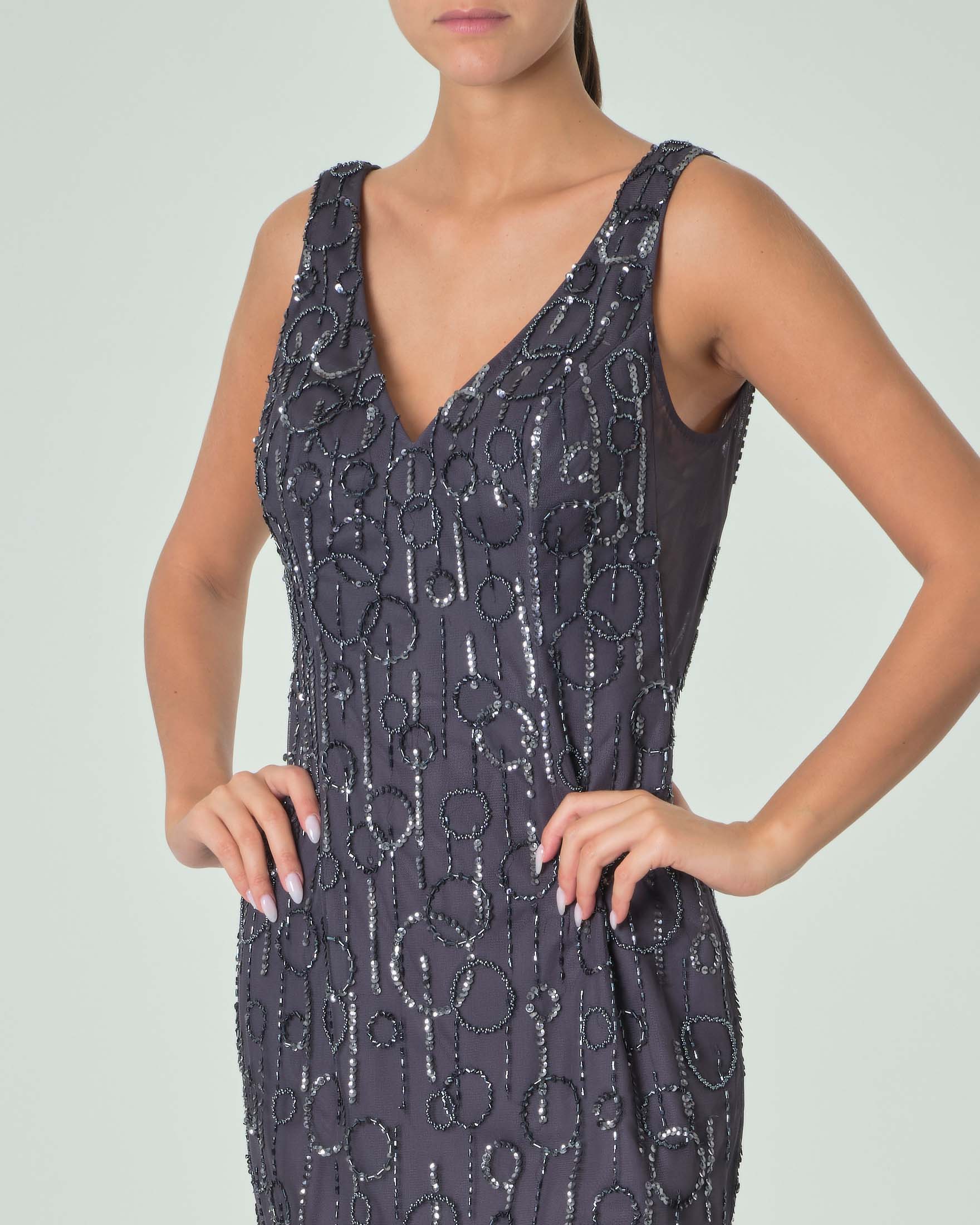 Tubino senza maniche in tuelle grigio piombo ricamato in perline tono su tono all over image