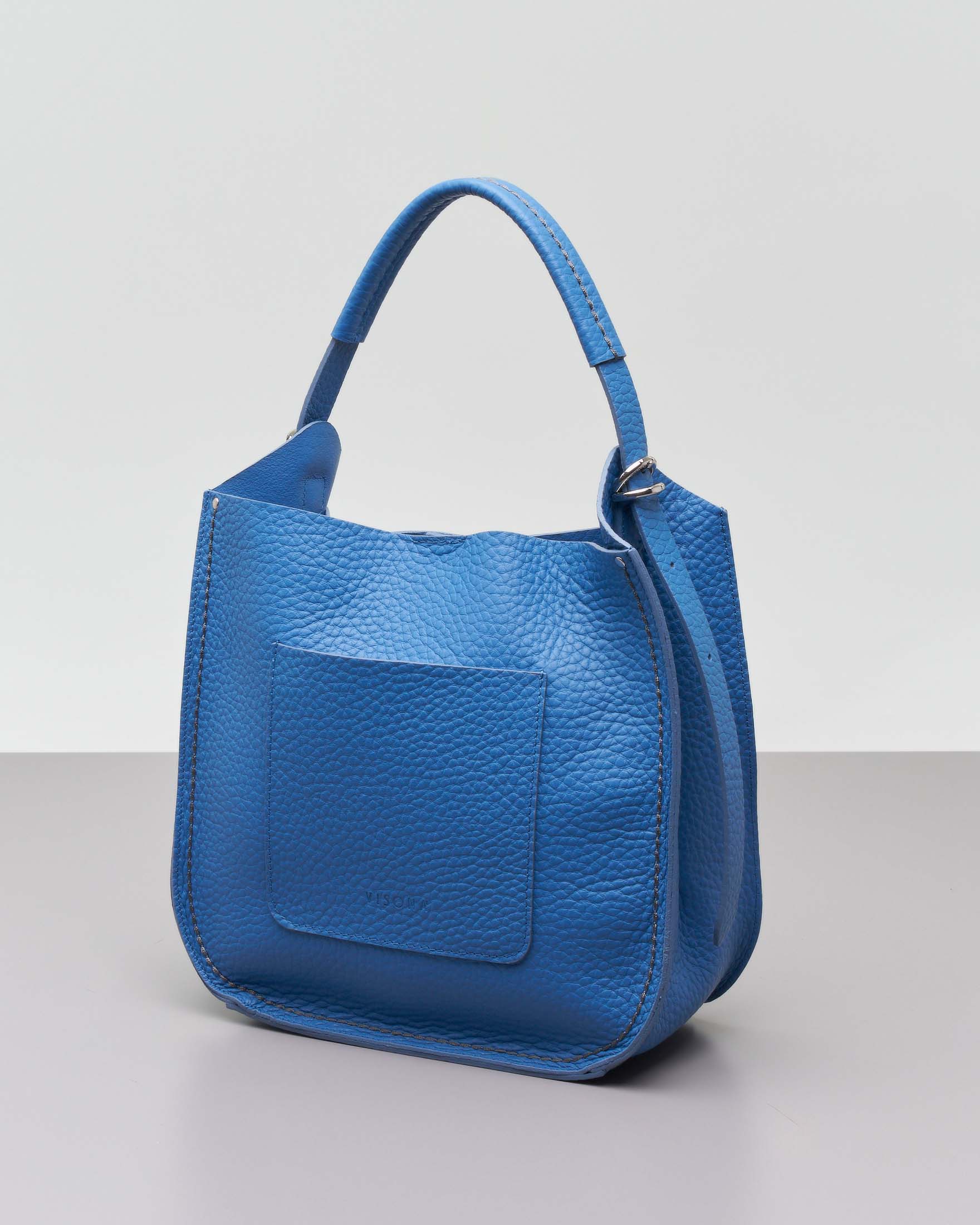 Hobo bag blu China in pelle martellata con impunture a contrasto e tracolla removibile