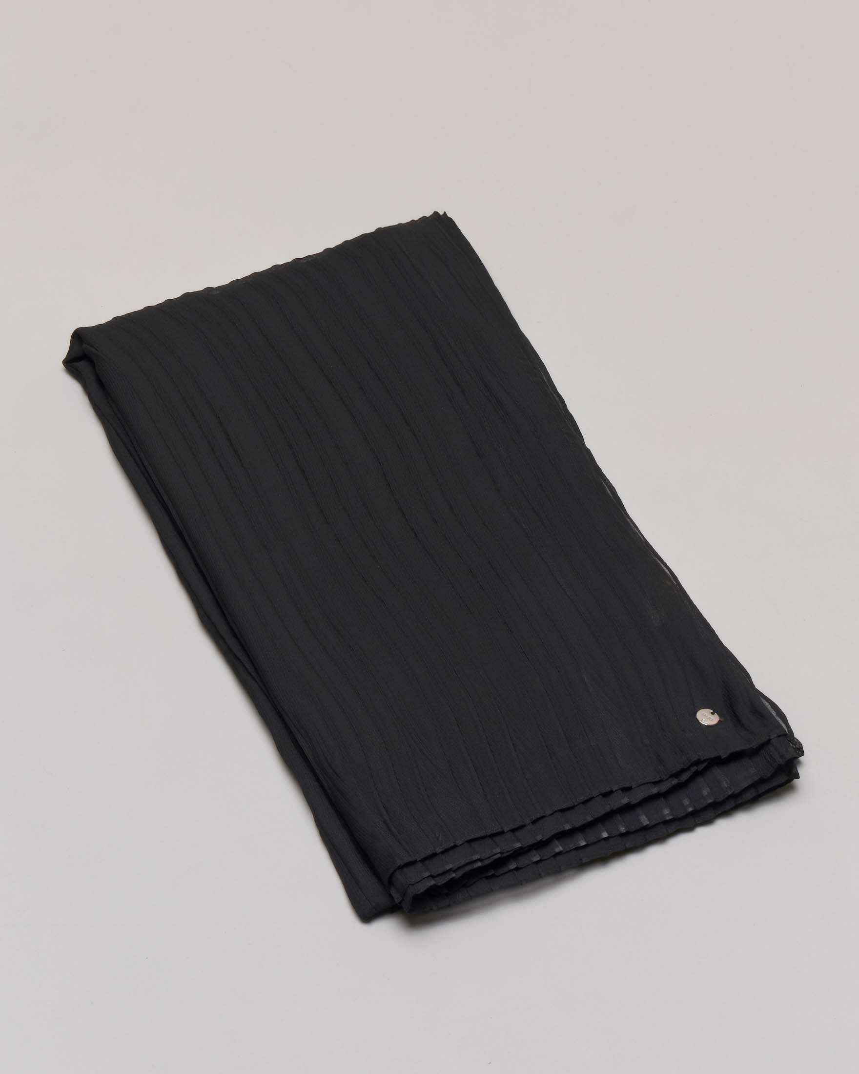 Stola in tessuto plissé nera con placca logo dorata al fondo.