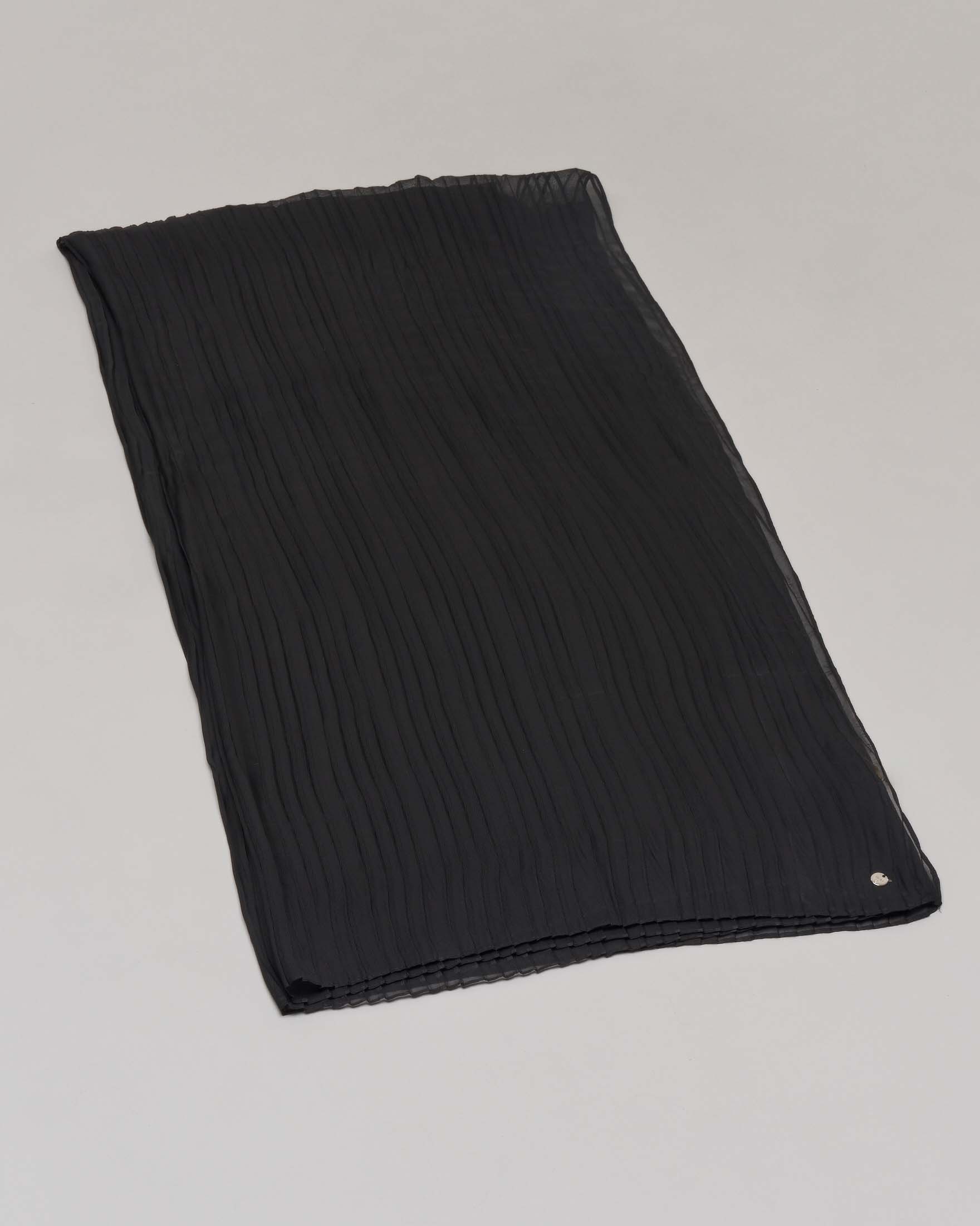Stola in tessuto plissé nera con placca logo dorata al fondo. image