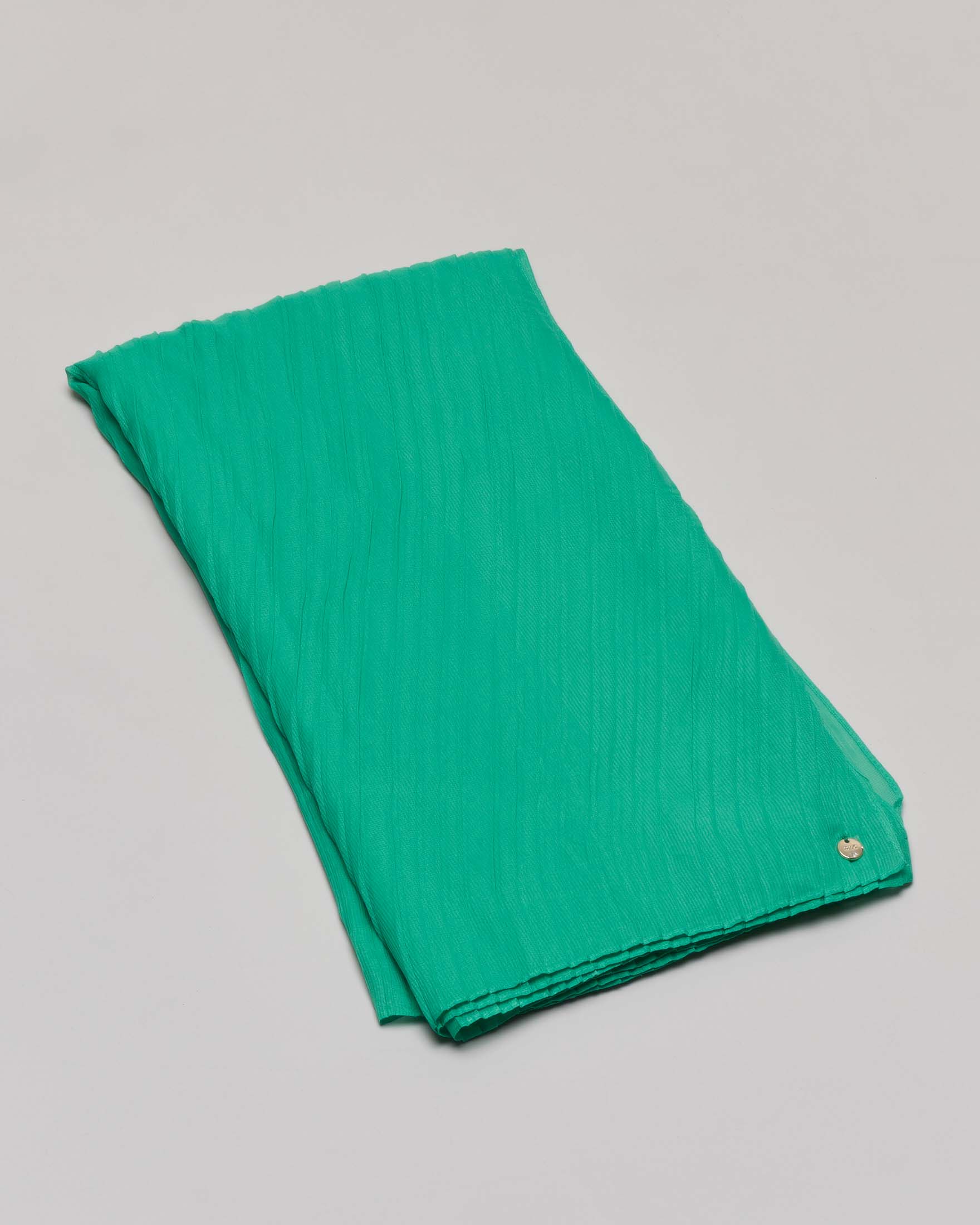 Stola in tessuto plissé verde smeraldo con placca logo dorata al fondo